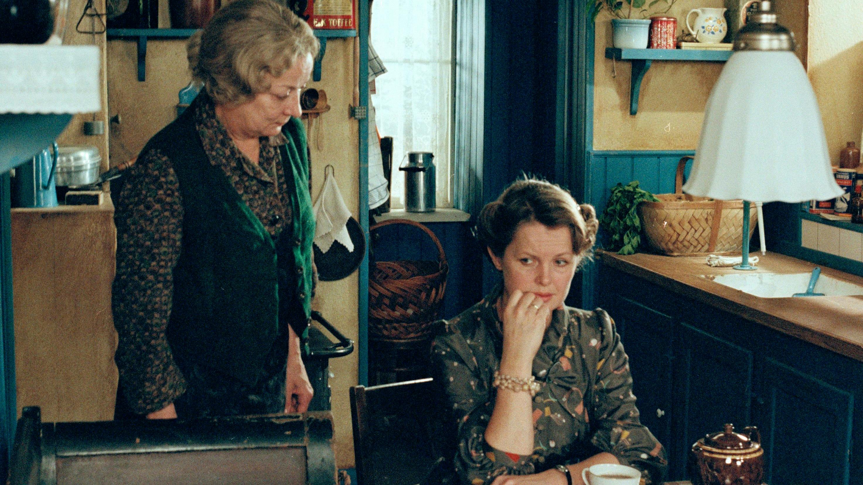 Katrine Larsen og Ingeborg Skjern i "Matador". 