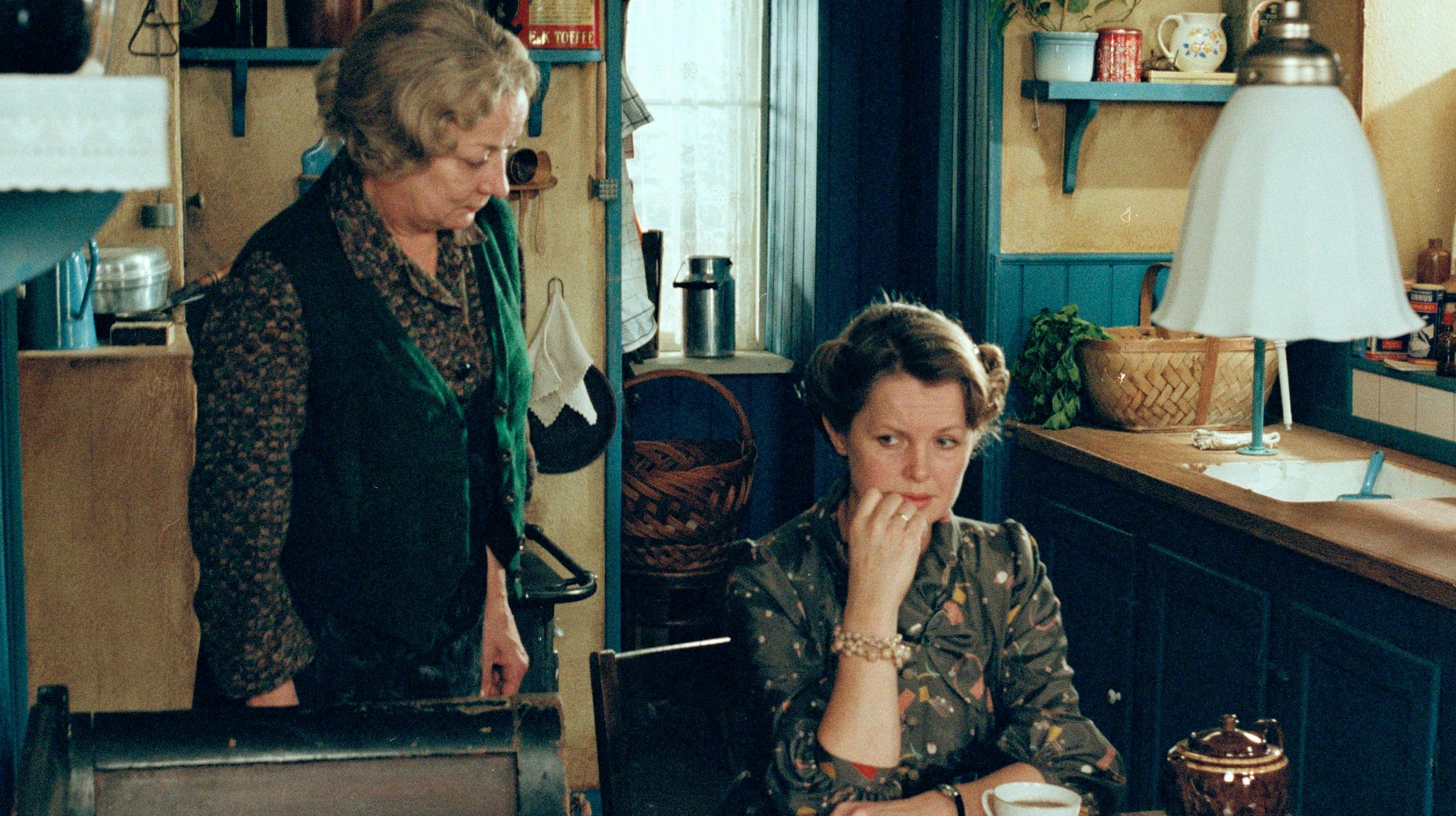 Katrine Larsen og Ingeborg Skjern i "Matador".