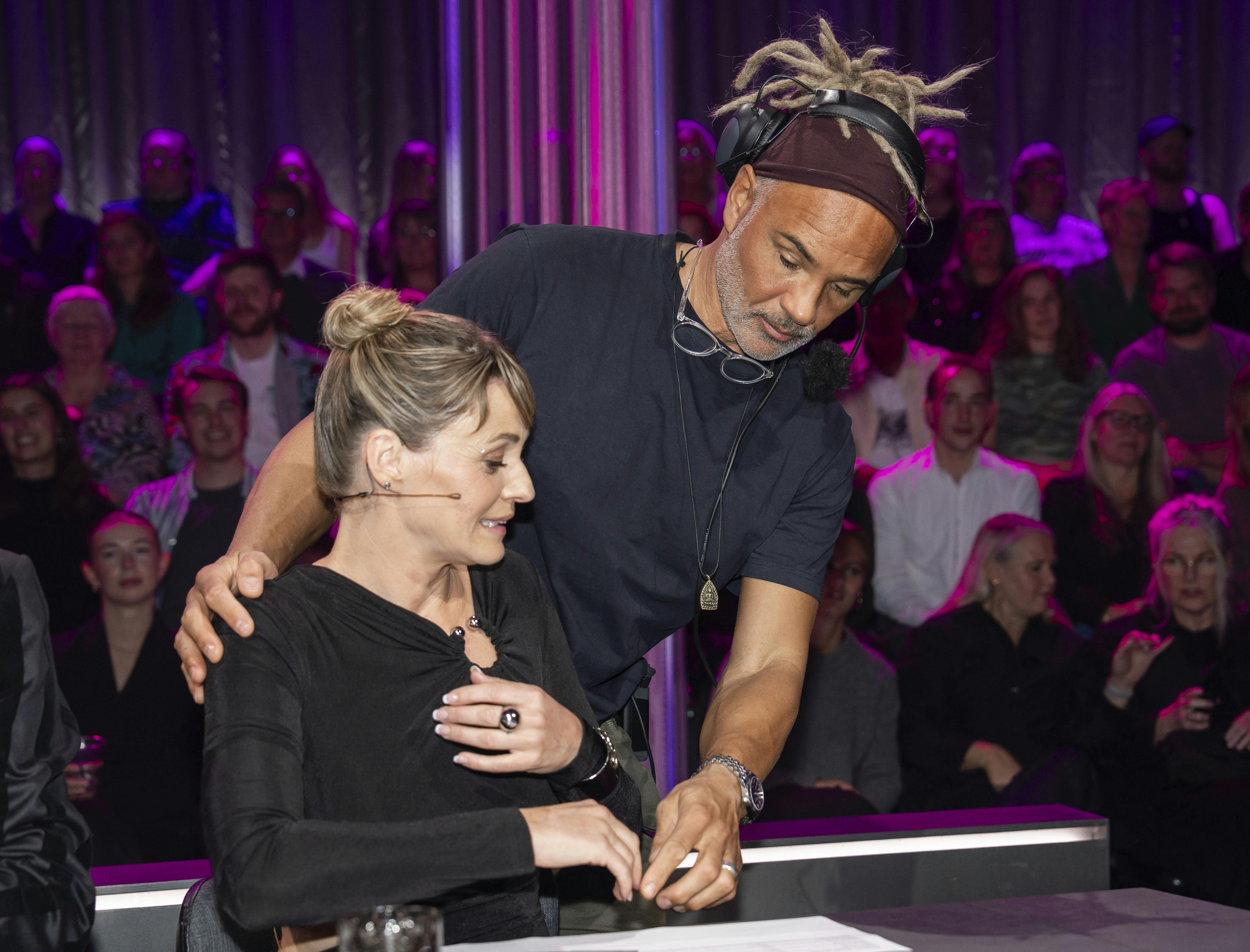 Jakob Bjørn har styr på dommerne og deres karakterer, mens showet ruller. Også da Sarah Grünewald var gæstedommer. 