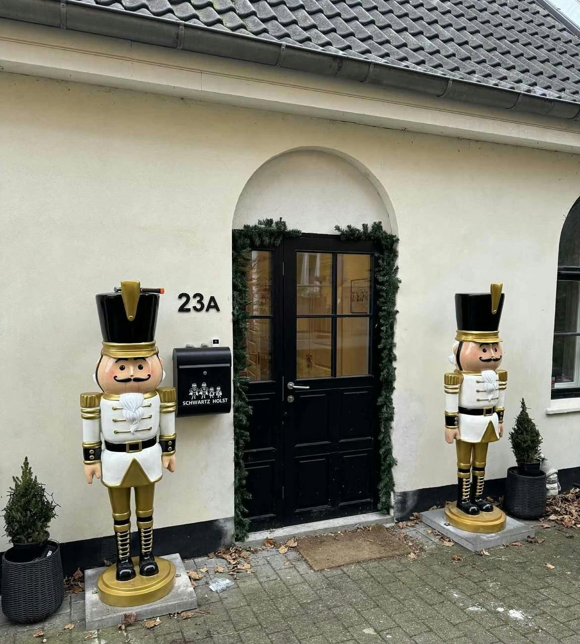 Nøddeknækker-figurer foran Silas Holsts hjem.