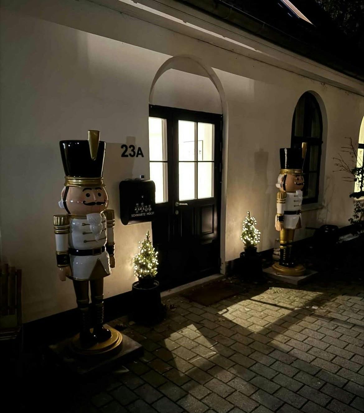 Figurer foran Silas Holsts hjem.