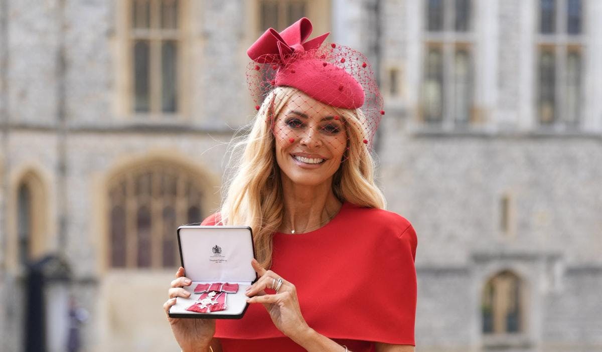 Tv-vært Tess Daly, der i Storbritannien især er kendt som værtinde på deres udgave af Vild med dans; "Strictly Come Dancing" var på Windsor Castle 12. november 2025 for at takke kong Charles for sin MBE. 