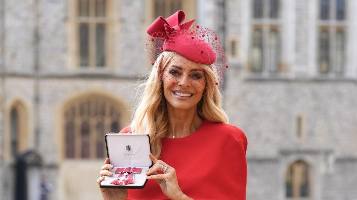Tv-vært Tess Daly, der i Storbritannien især er kendt som værtinde på deres udgave af Vild med dans; "Strictly Come Dancing" var på Windsor Castle 12. november 2025 for at takke kong Charles for sin MBE.