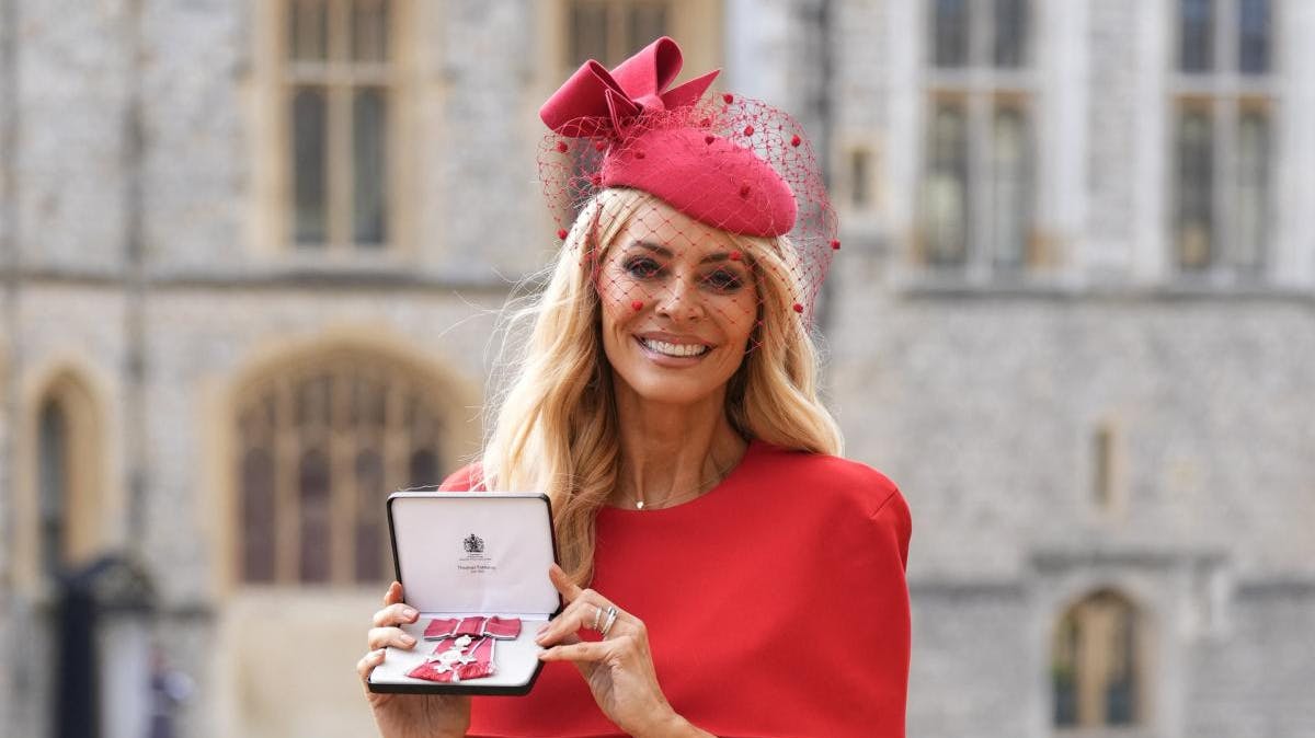 Tv-vært Tess Daly, der i Storbritannien især er kendt som værtinde på deres udgave af Vild med dans; "Strictly Come Dancing" var på Windsor Castle 12. november 2025 for at takke kong Charles for sin MBE.
