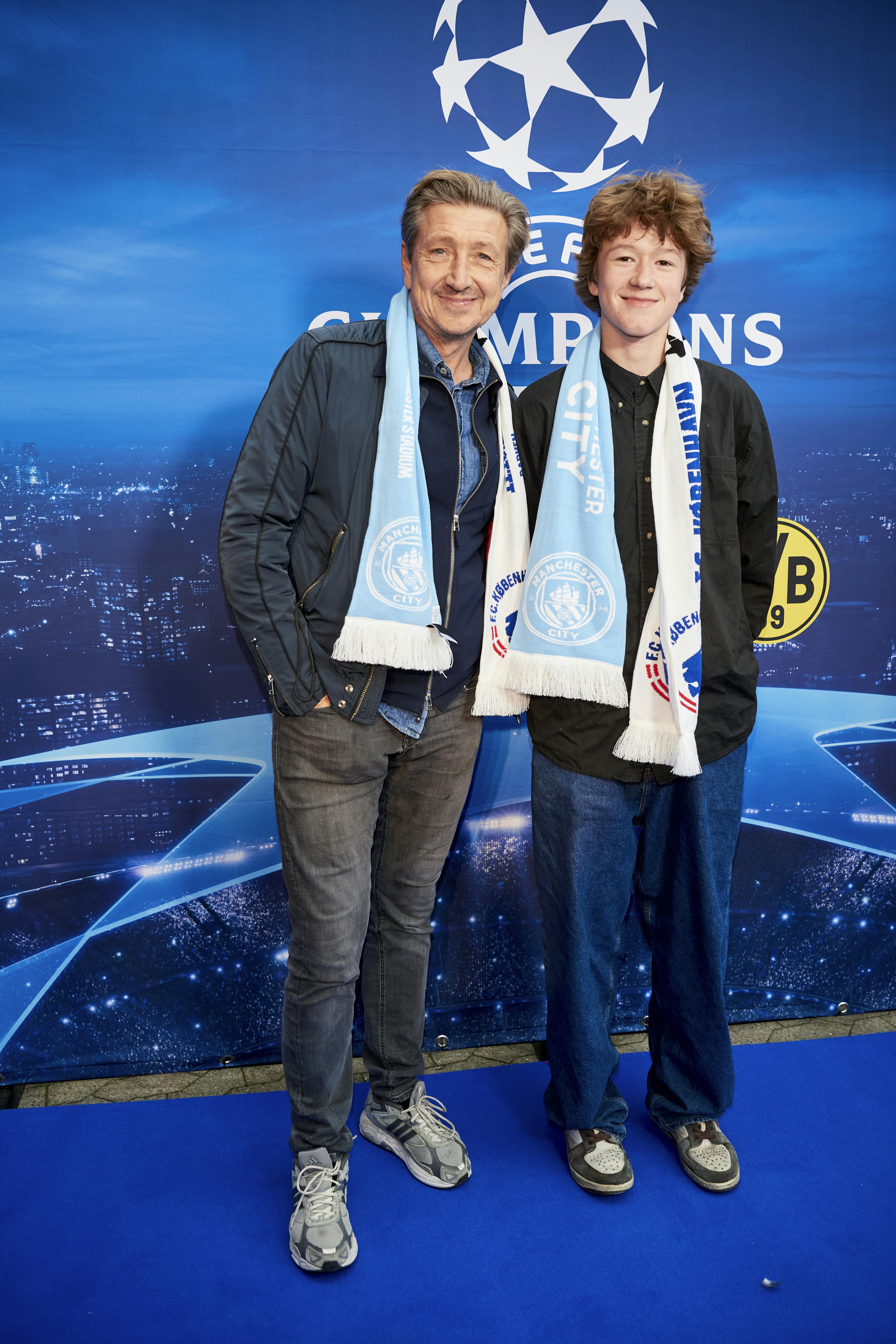 Louis med sin far til fodbold i Parken.