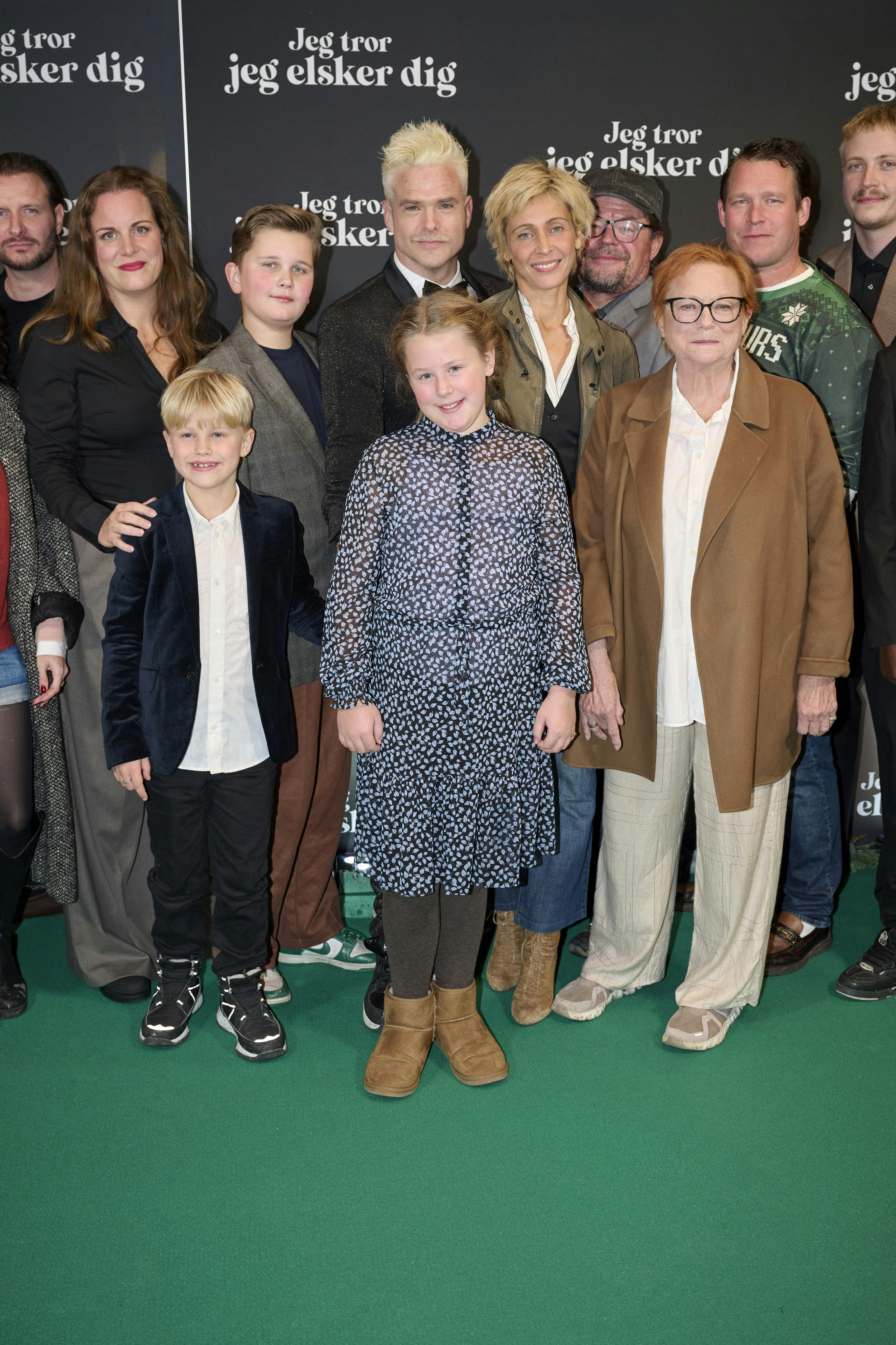 Silas Holst til premiere på sin film med sine to børn Bob (forrest t.v.) og Maggie My (forrest t.h.)