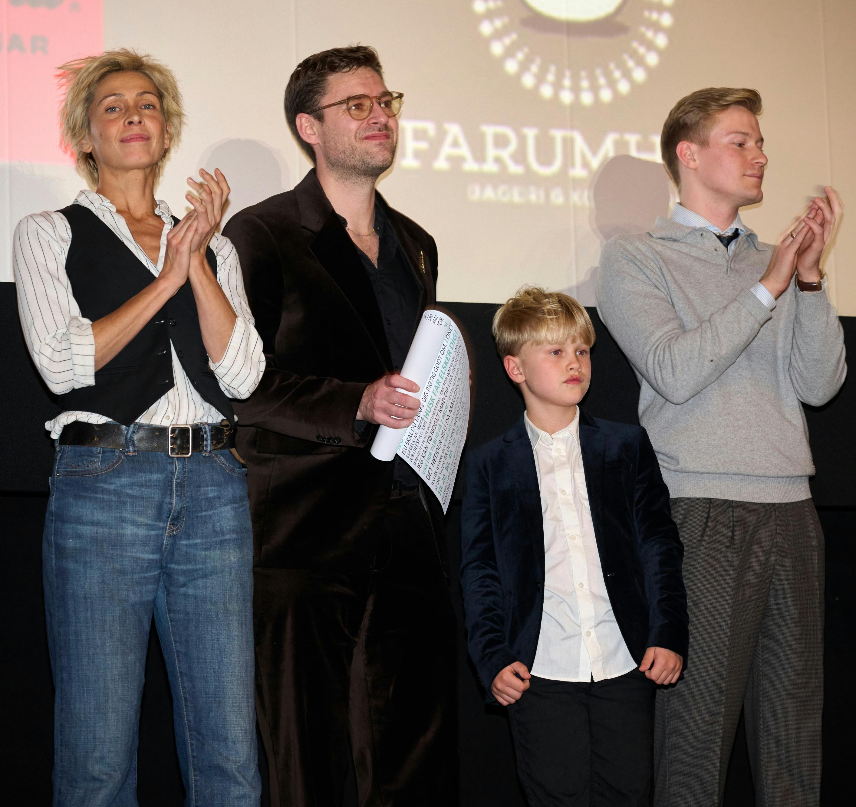 Johannes Nymark på scenen til premieren med sønnen Bob.