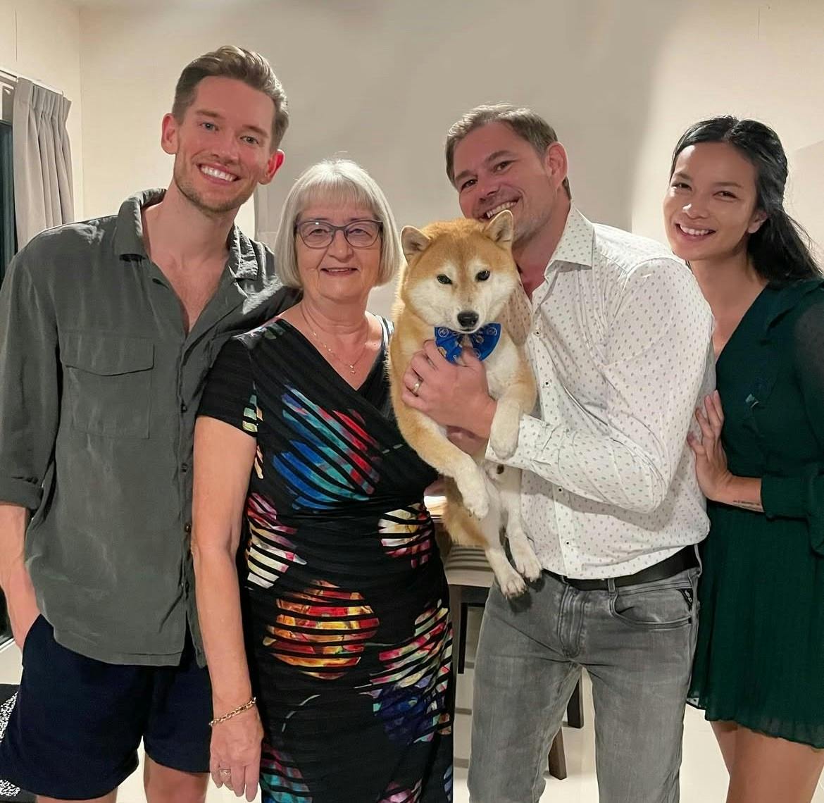 Morten Kjeldgaard med mor Inge-Lise, bror Thomas sin hund, Kiba, og sin kone.