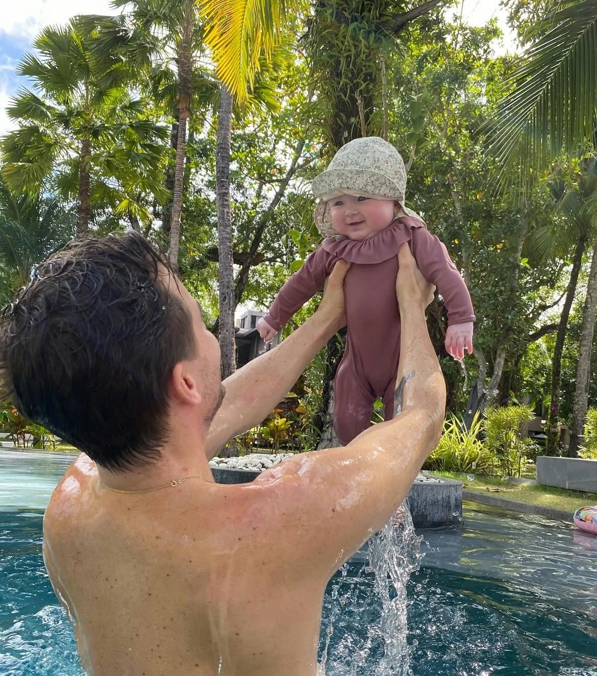 Frederik Haun giver Nora en svingtur i poolen i Thailand i februar 2025.