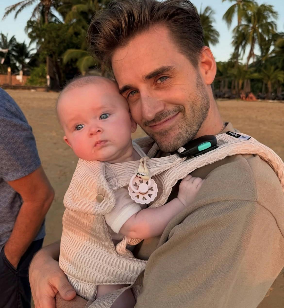 Frederik Haun med Nora i Thailand i starten af 2025.