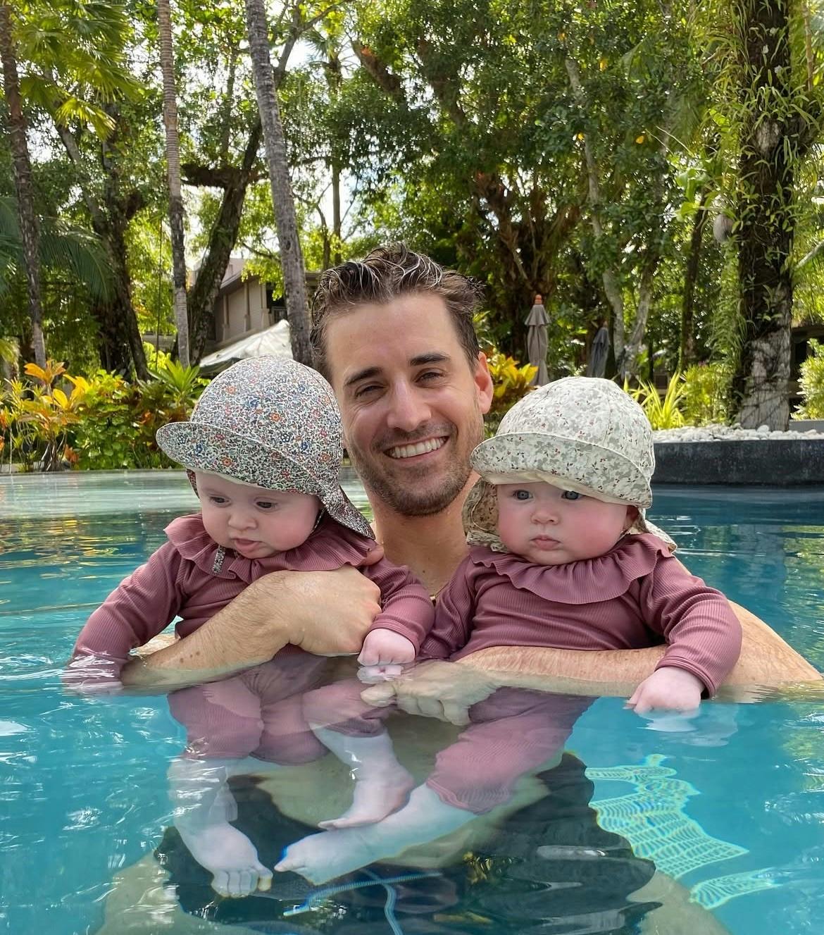 Frederik Haun med Emma (tv) og Nora i februar 2025 i Thailand.