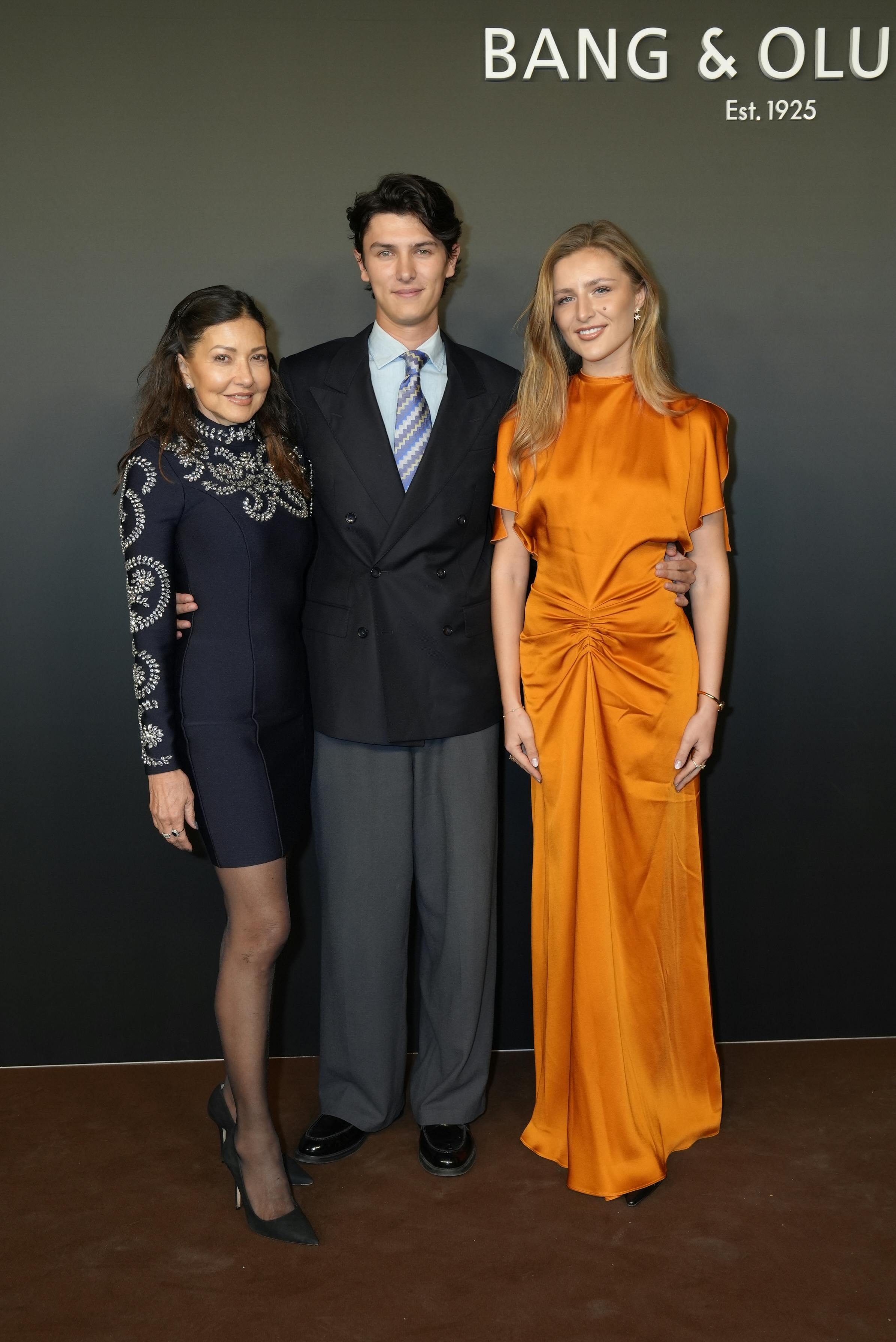 Benedikte Thoustrups orange kjole skilte sig ud på den røde løber, hvor hun fik taget billeder med kæresten grev Nikolai og svigermor grevinde Alexandra.