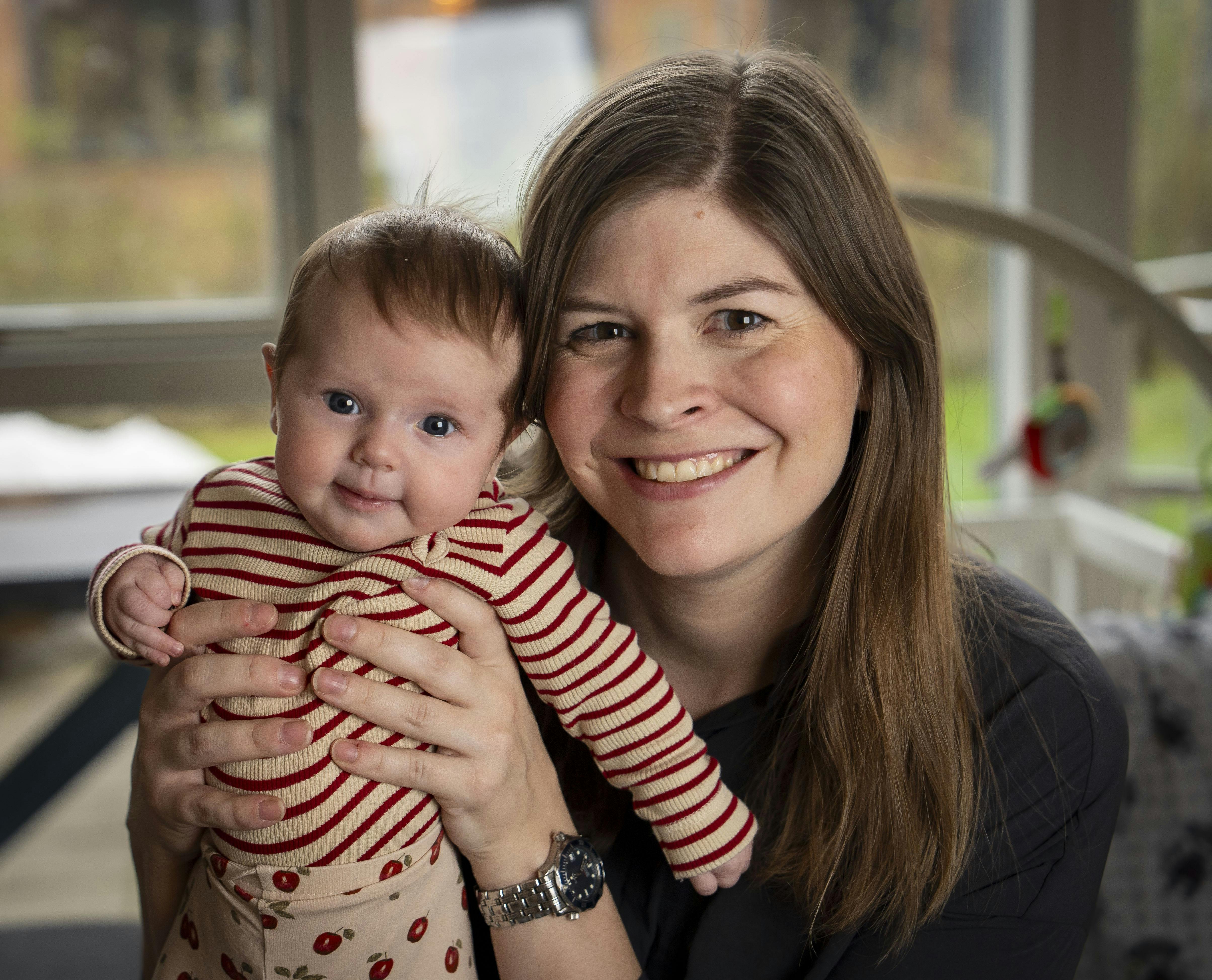 Lotte Friis med lille Aurora taget i december 2024.