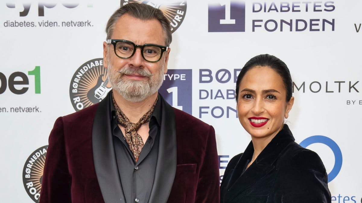 Lars og Farnaz Elbæk ankommer til fest i Moltkes Palæ