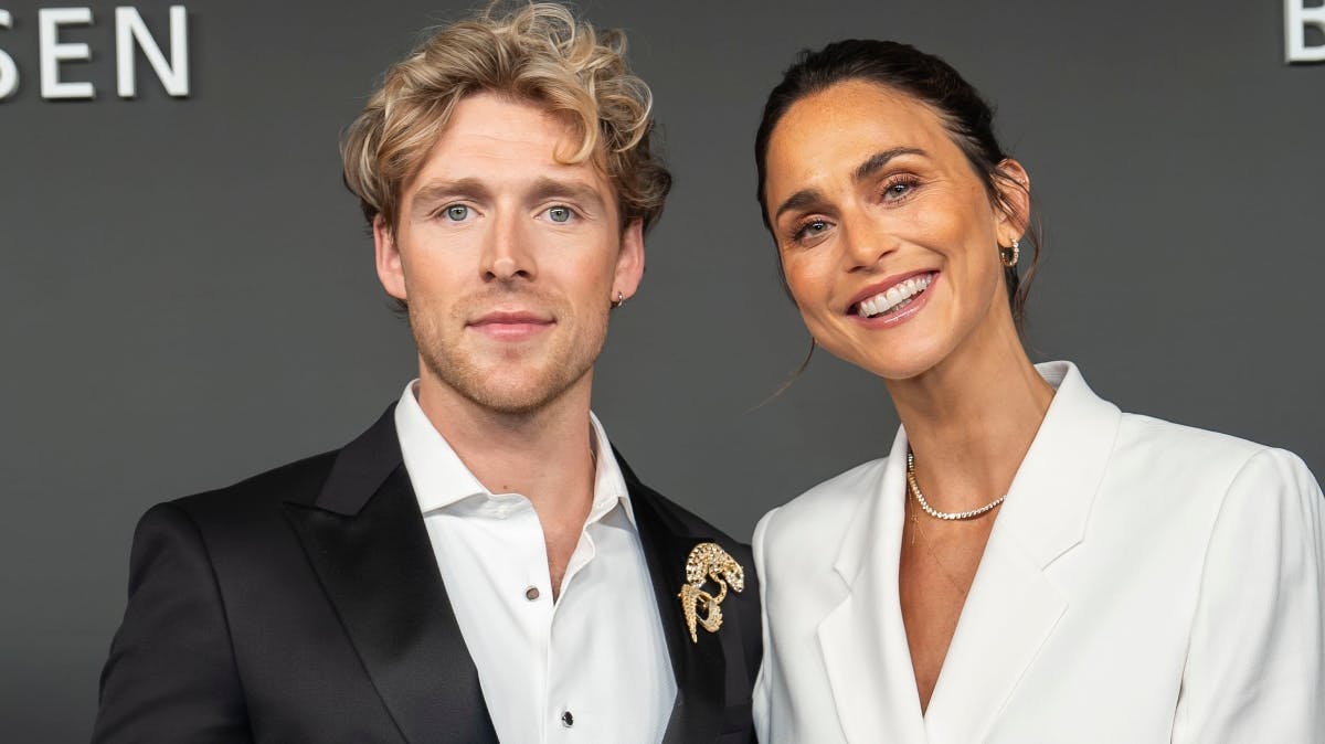 Christopher og Cecilie ankom med stil til stor jubilæumsfest