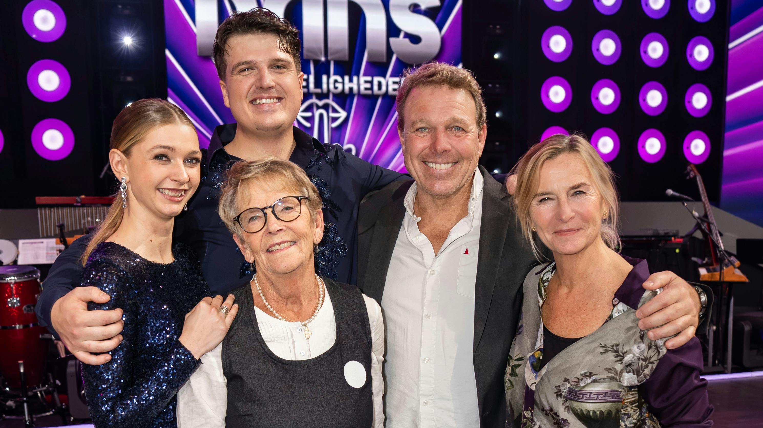 Alfred Midé Erichsen med sin forlovede Madeleine, sin mormor Sonja og sine forældre, Mikkel Beha Erichsen og Marian Midé Erichsen.