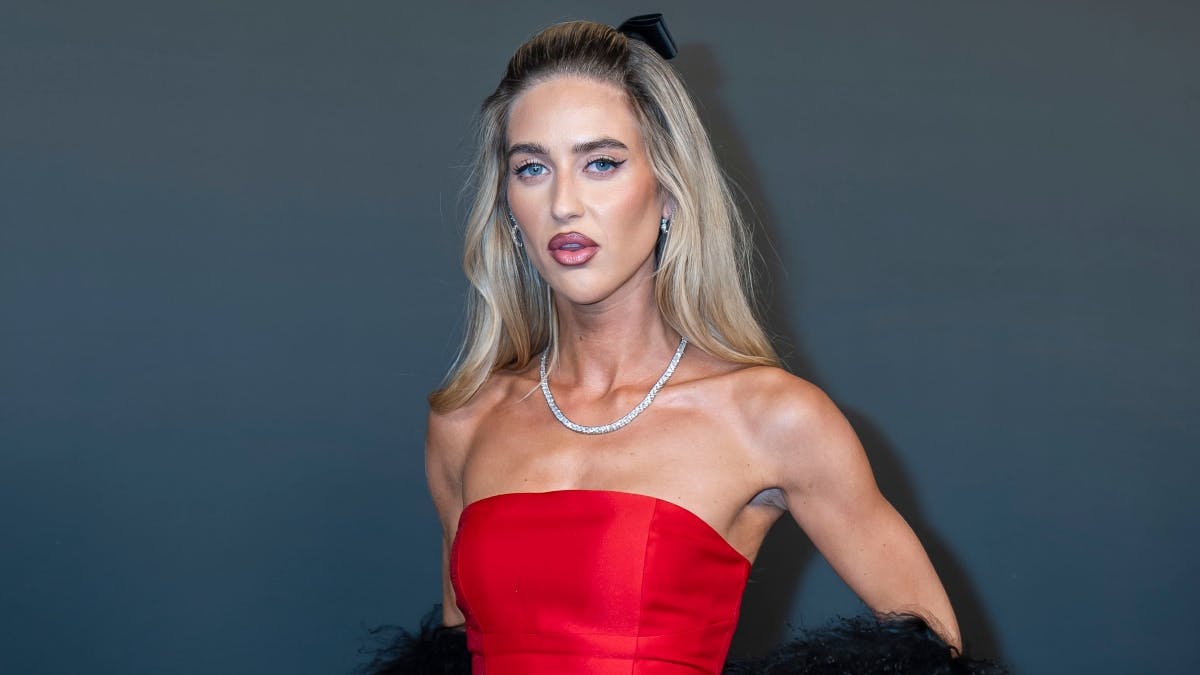 Emili Sindlev så fantastisk ud i rød robe