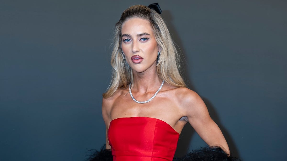 Emili Sindlev så fantastisk ud i rød robe