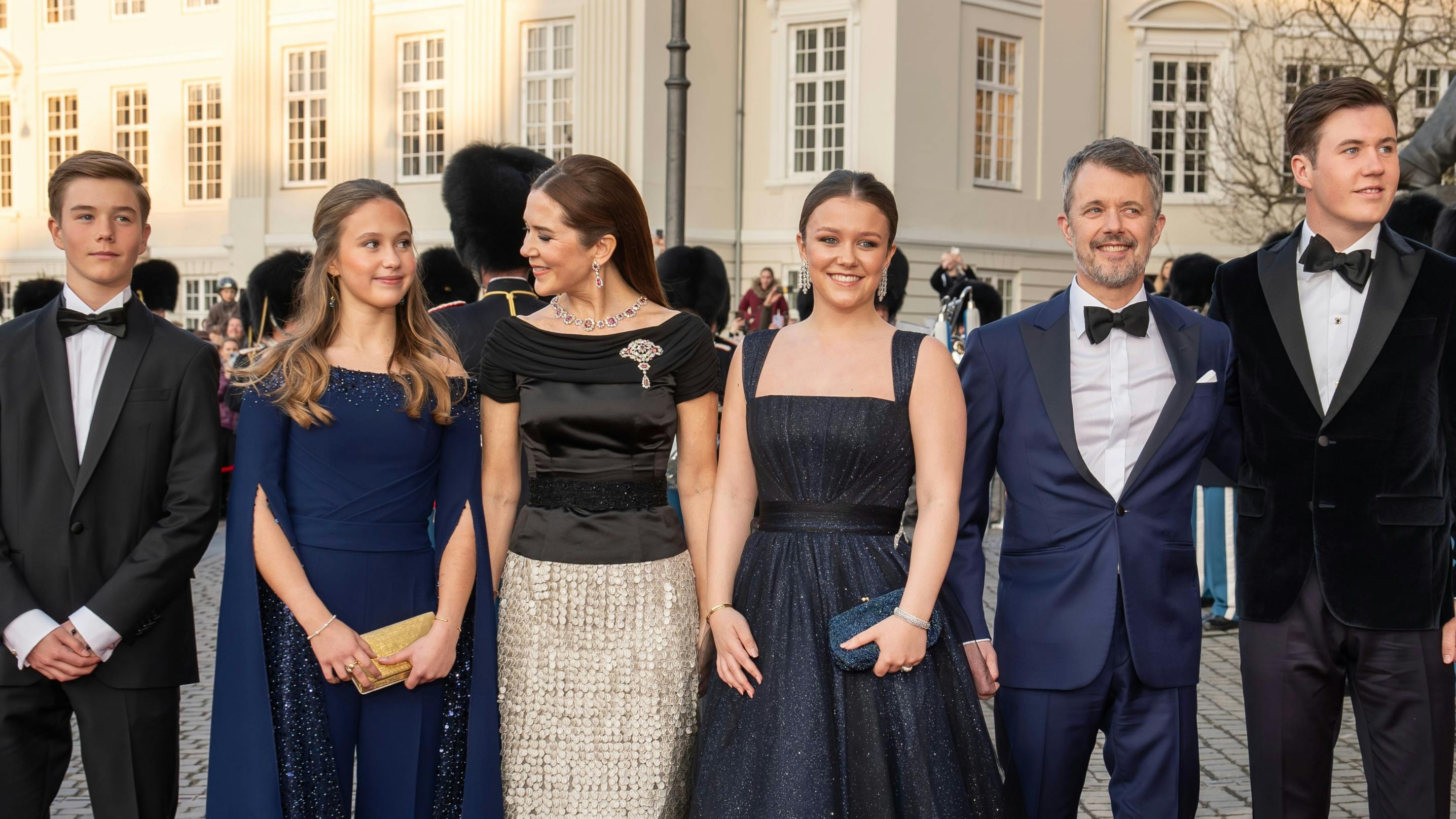 Kongeparret med deres fire børn, prins Vincent, prinsesse Josephine, prinsesse Isabella og kronprins Christian.