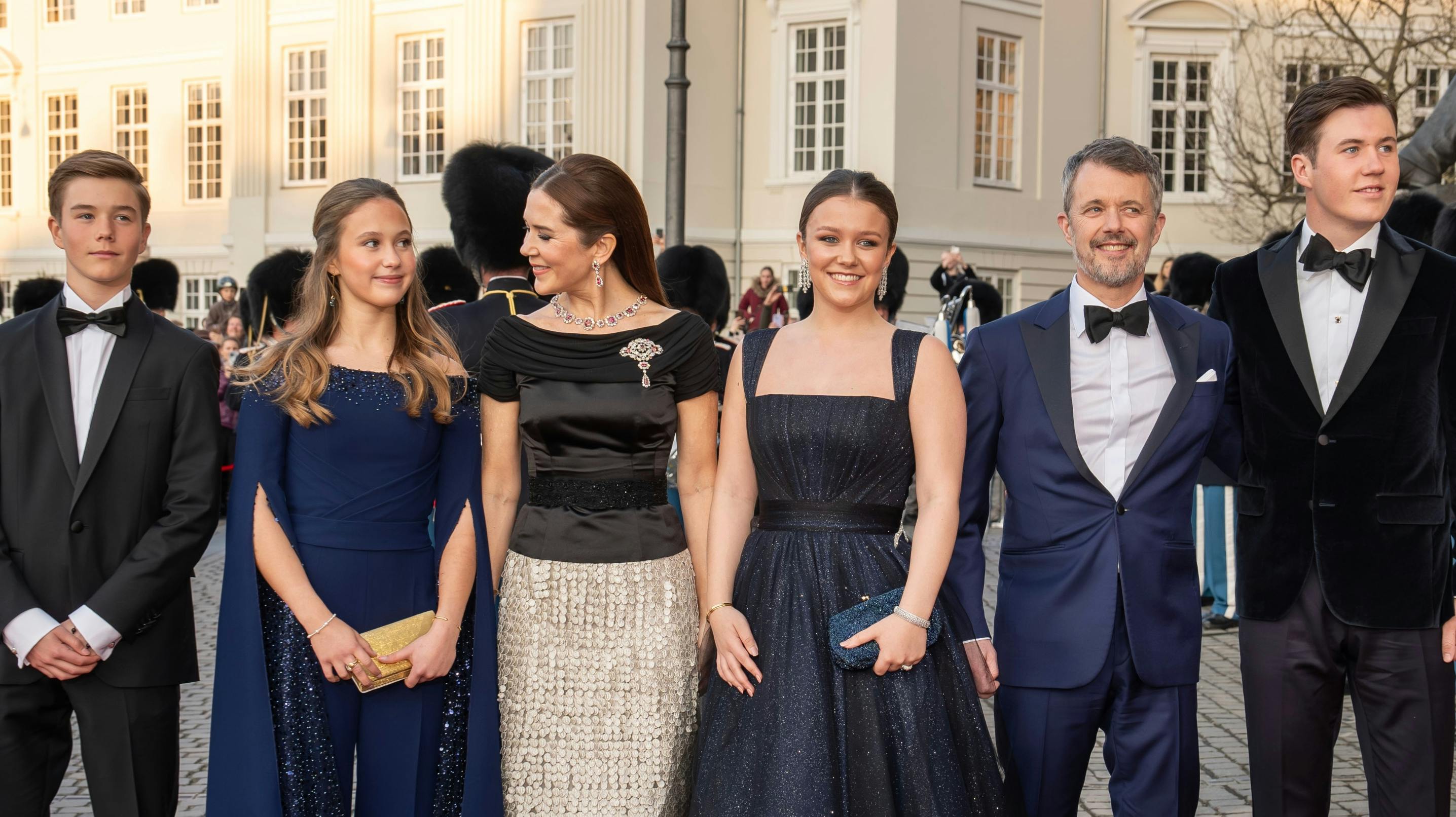Kongeparret med deres fire børn, prins Vincent, prinsesse Josephine, prinsesse Isabella og kronprins Christian.