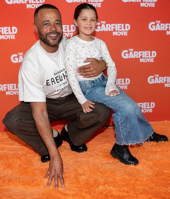 Remee hygger her med sin ældste datter Kenya