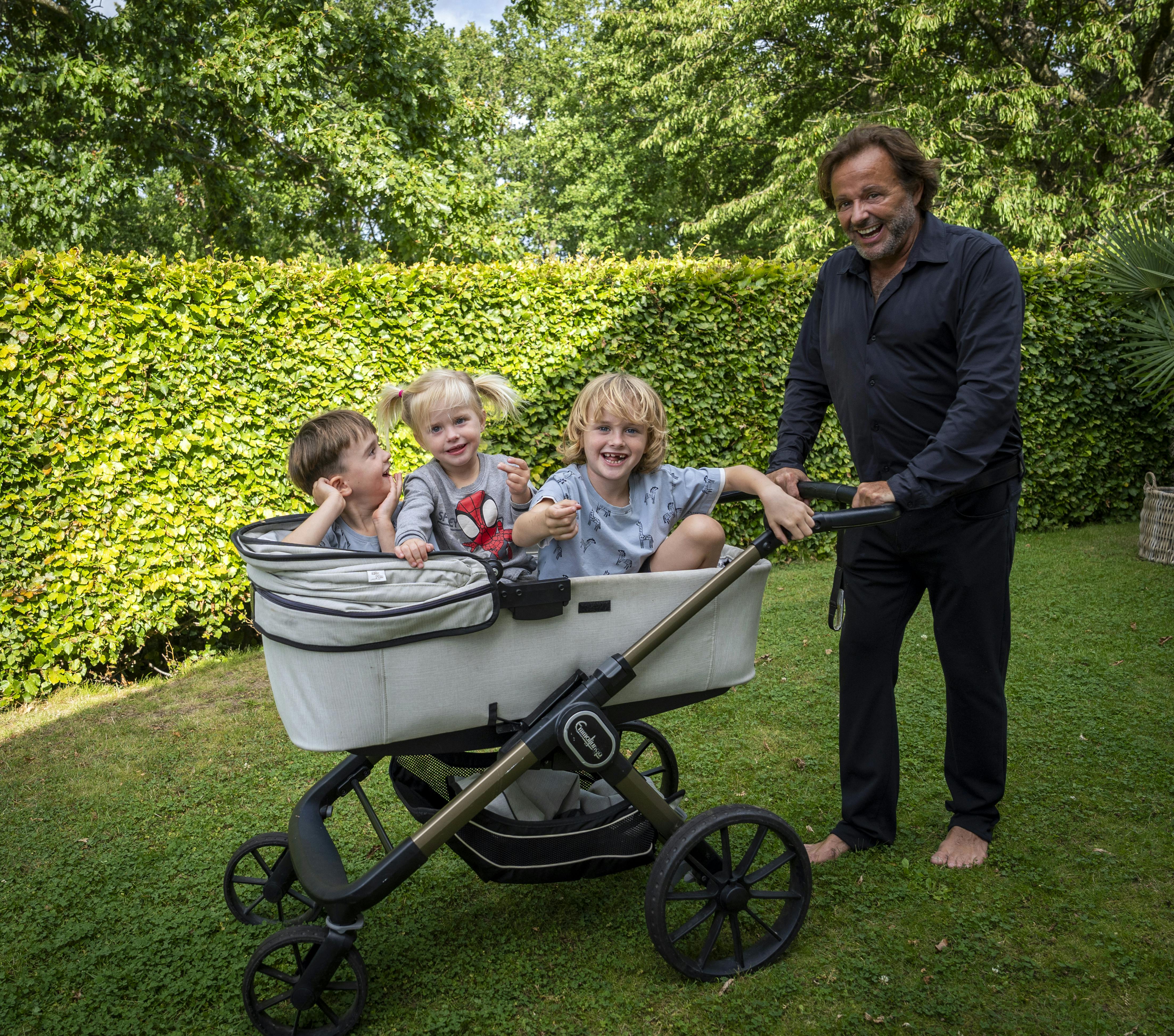 Dennis Knudsen med børnene Noah, Aura og Lucas. 