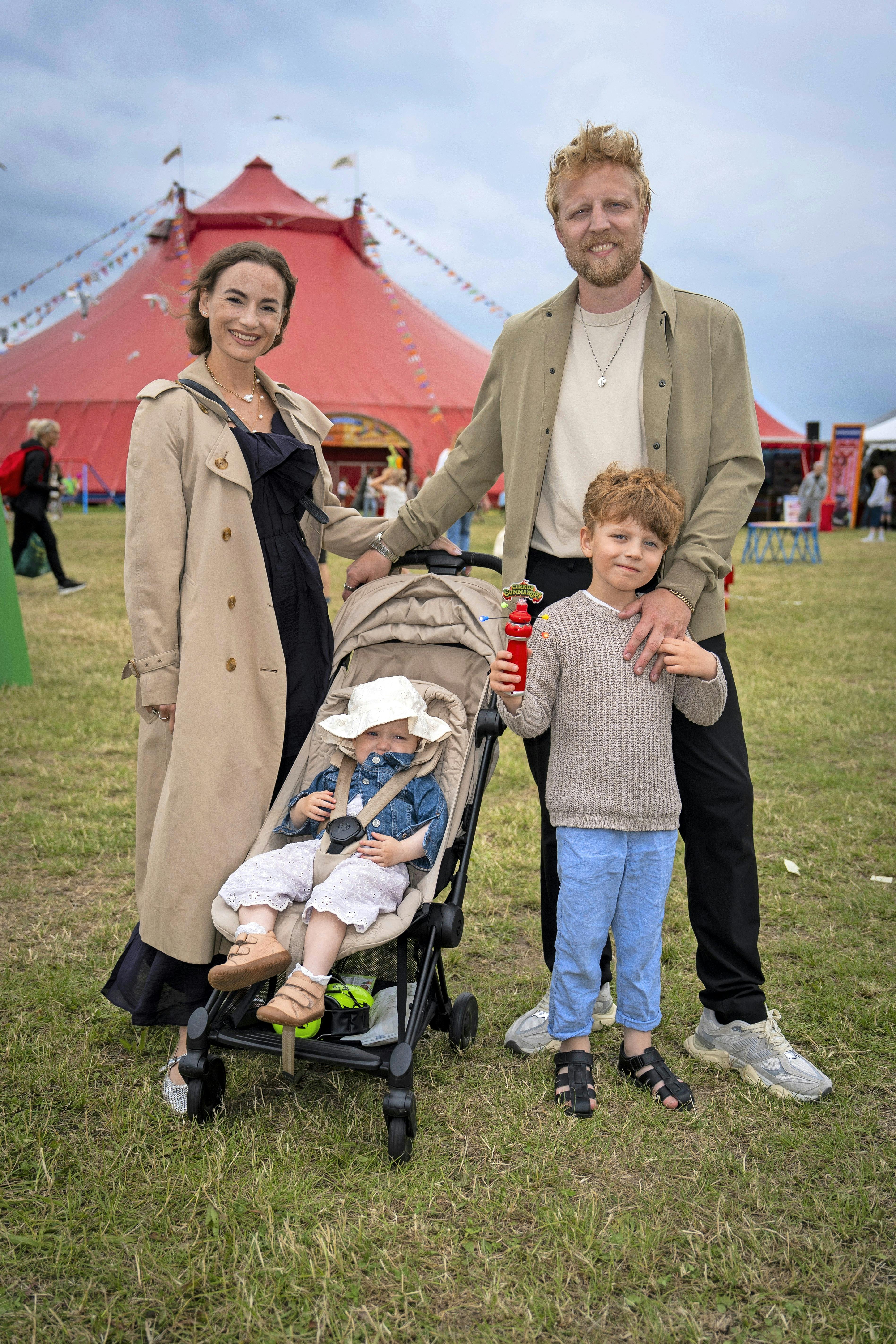 Clauda Rex og Pelle Emil Hebsgaard med deres to børn. 