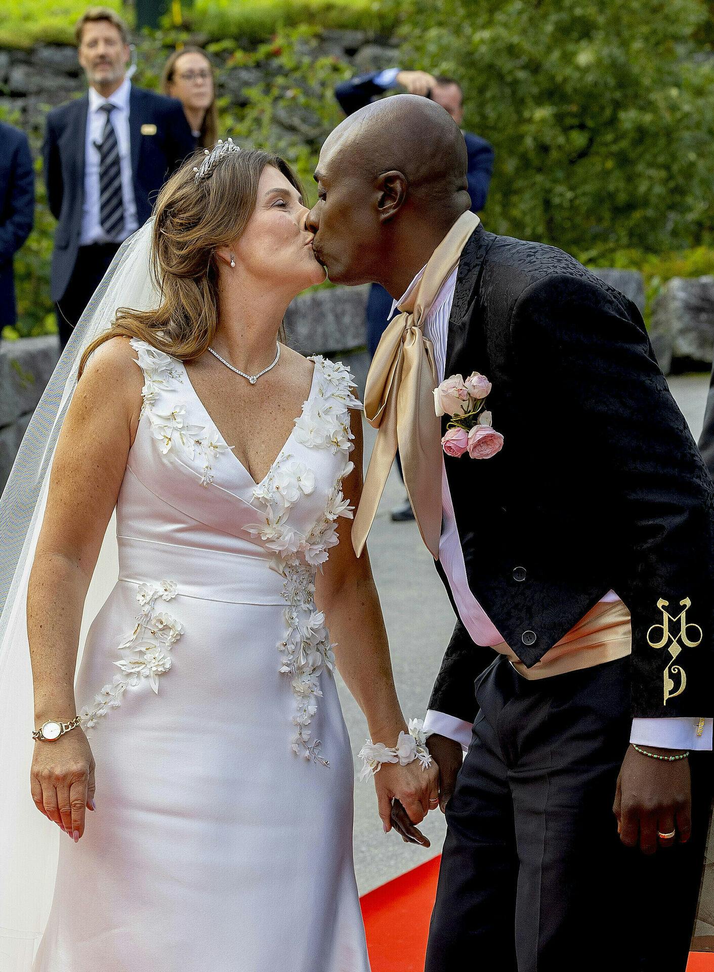 Geiranger, Norway 3108-2024 Bridal couple princess Märtha Louise and Mr. Durek Verrett greet the crowd at the Union Hotel in Geiranger Photo by: Albert Nieboer/picture-alliance/dpa/AP Images
