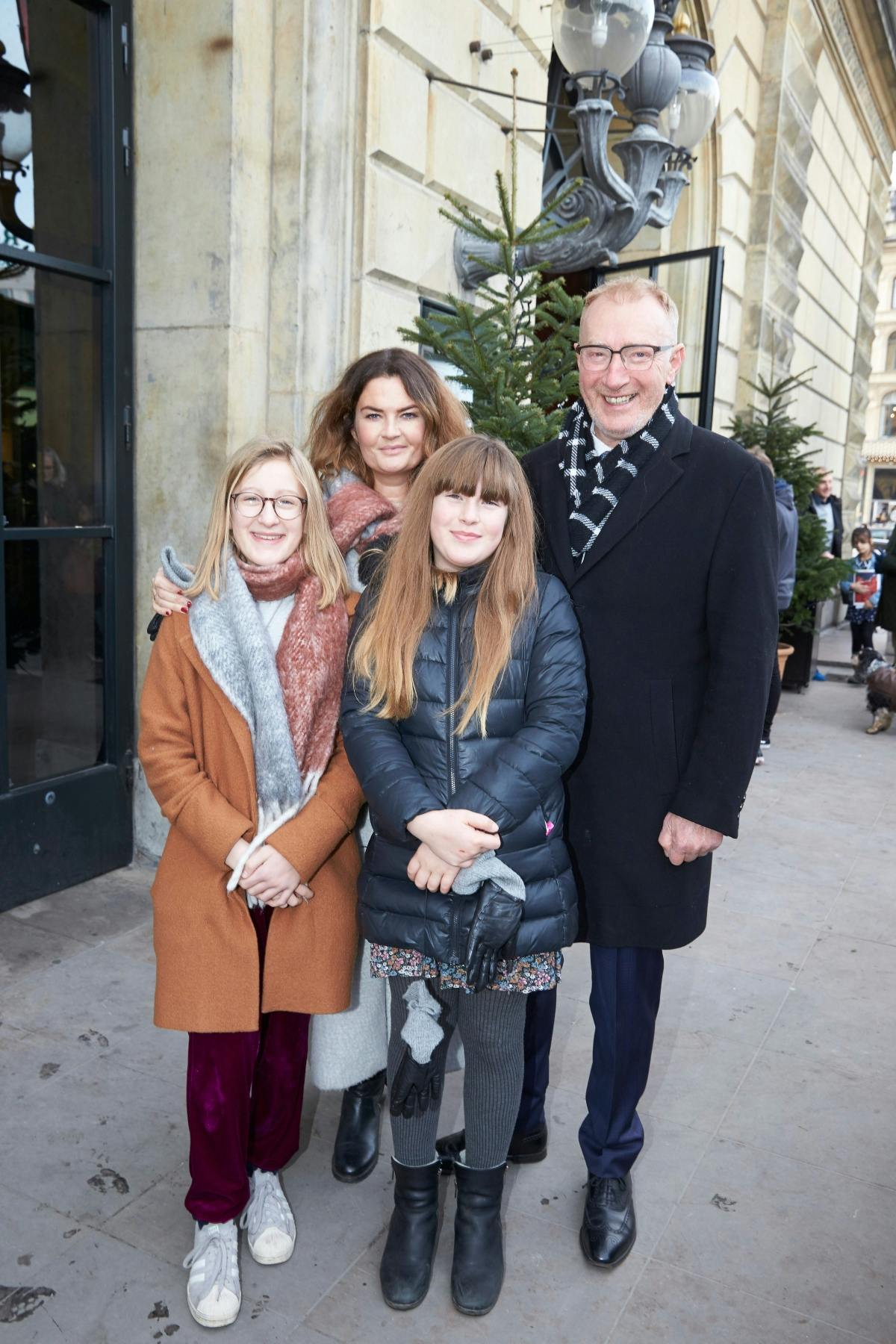 Reimer Bo Christensen med sin ekshustru, Pernille Louise Rahbek, samt deres to døtre, Ingrid og Astrid.