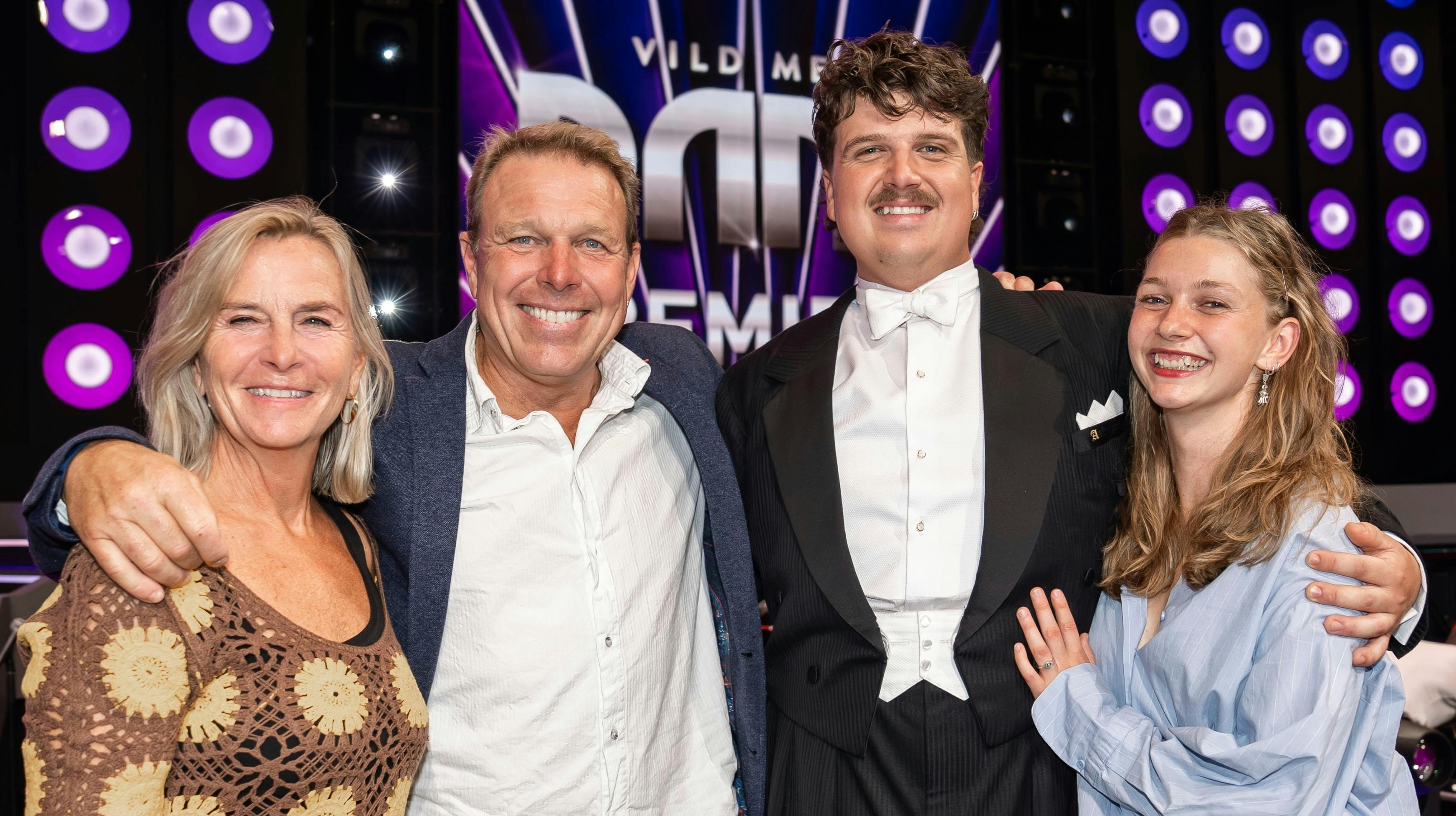 Alfred Midé Erichsen med sine forældre, Mikkel Beha Erichsen og Marian Midé Erichsen, og sin forlovede Madeleine.