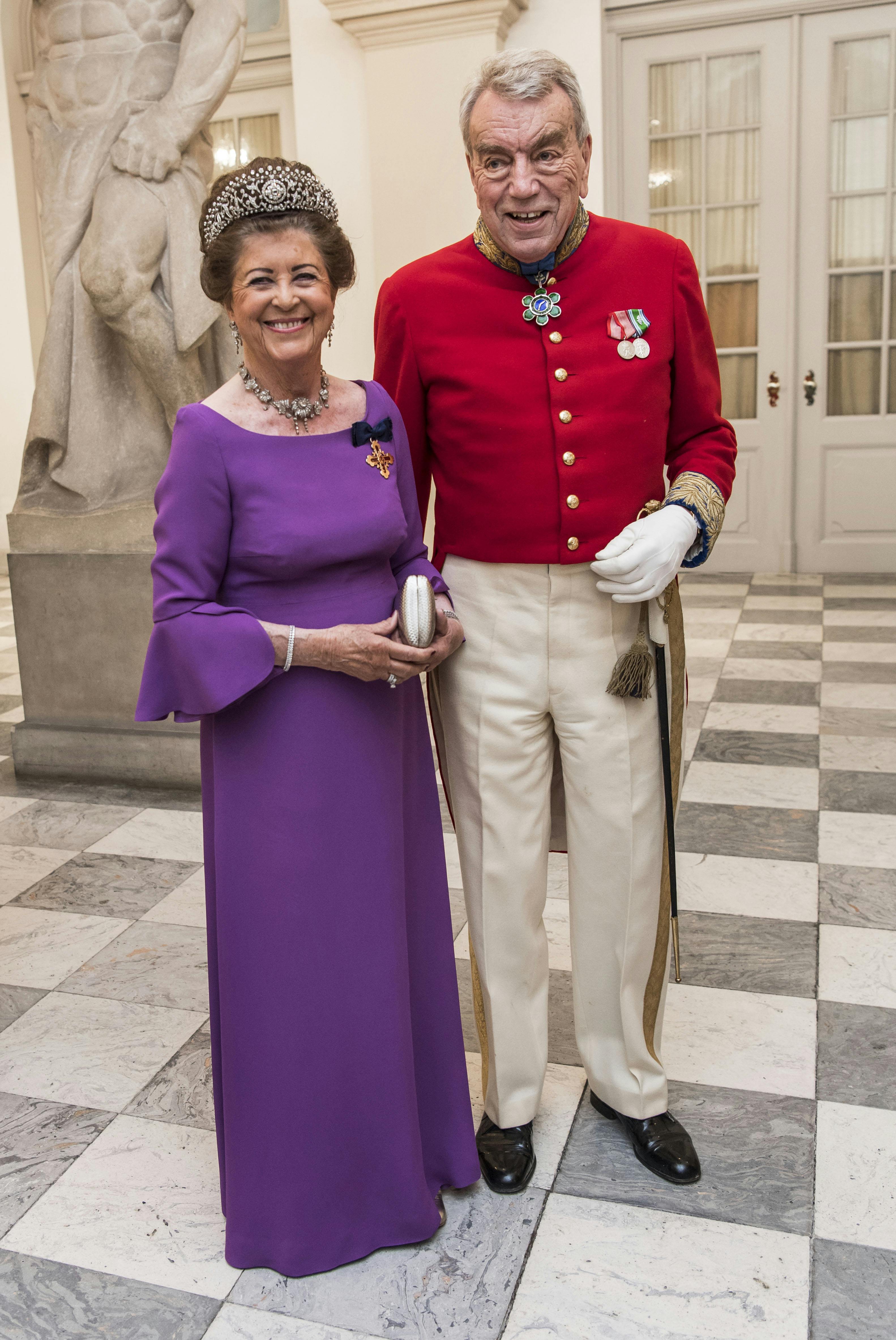 Lensgreve Preben Ahlefeldt-Laurvig og lensgrevinde Brita ankommer til gallataffel i forbindelse med kronprins Frederiks (kong Frederik 10.) 50-års fødselsdag i 2018.