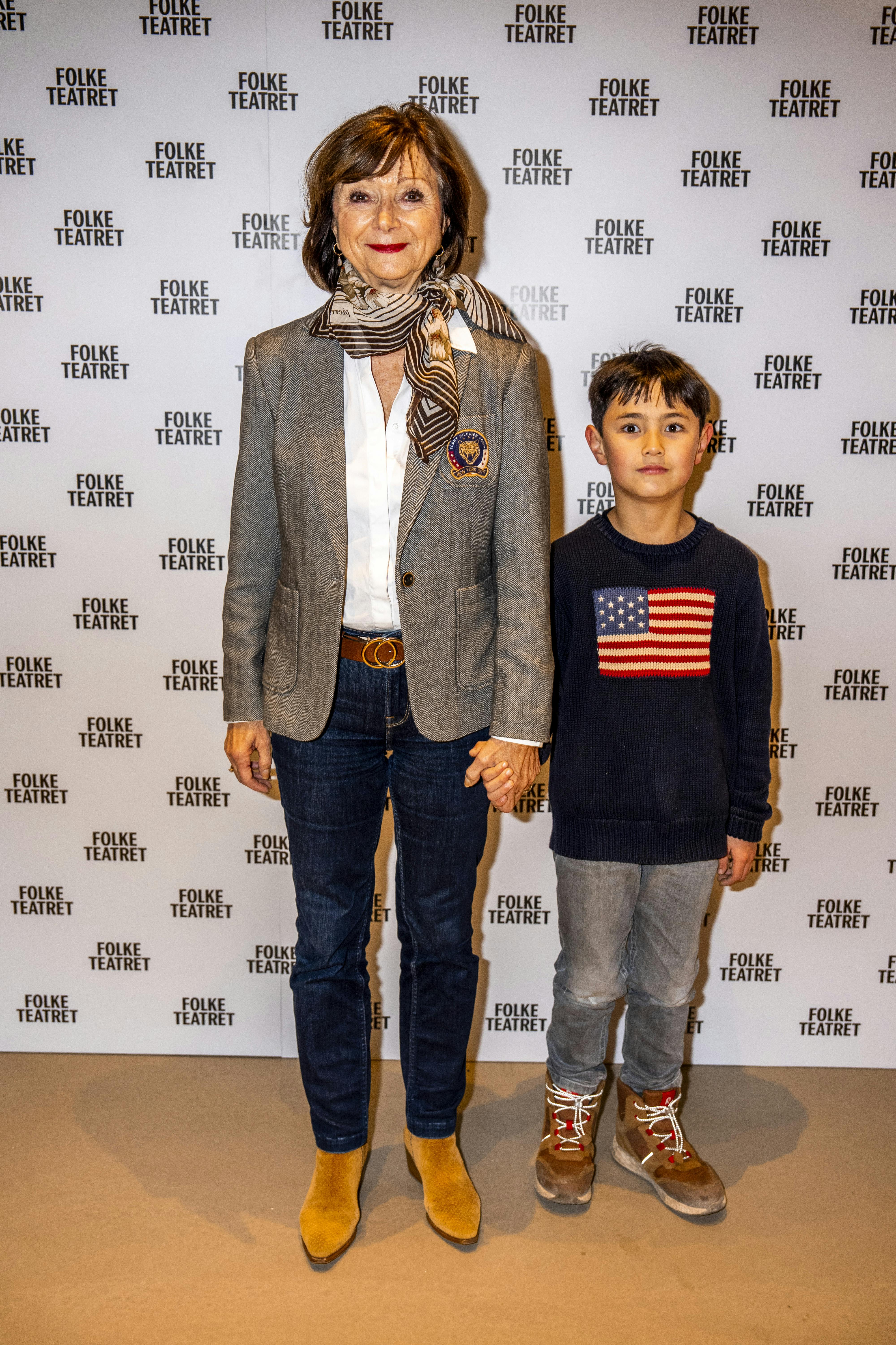 Sonja Oppenhagen i teateret med barnebarnet Albert.