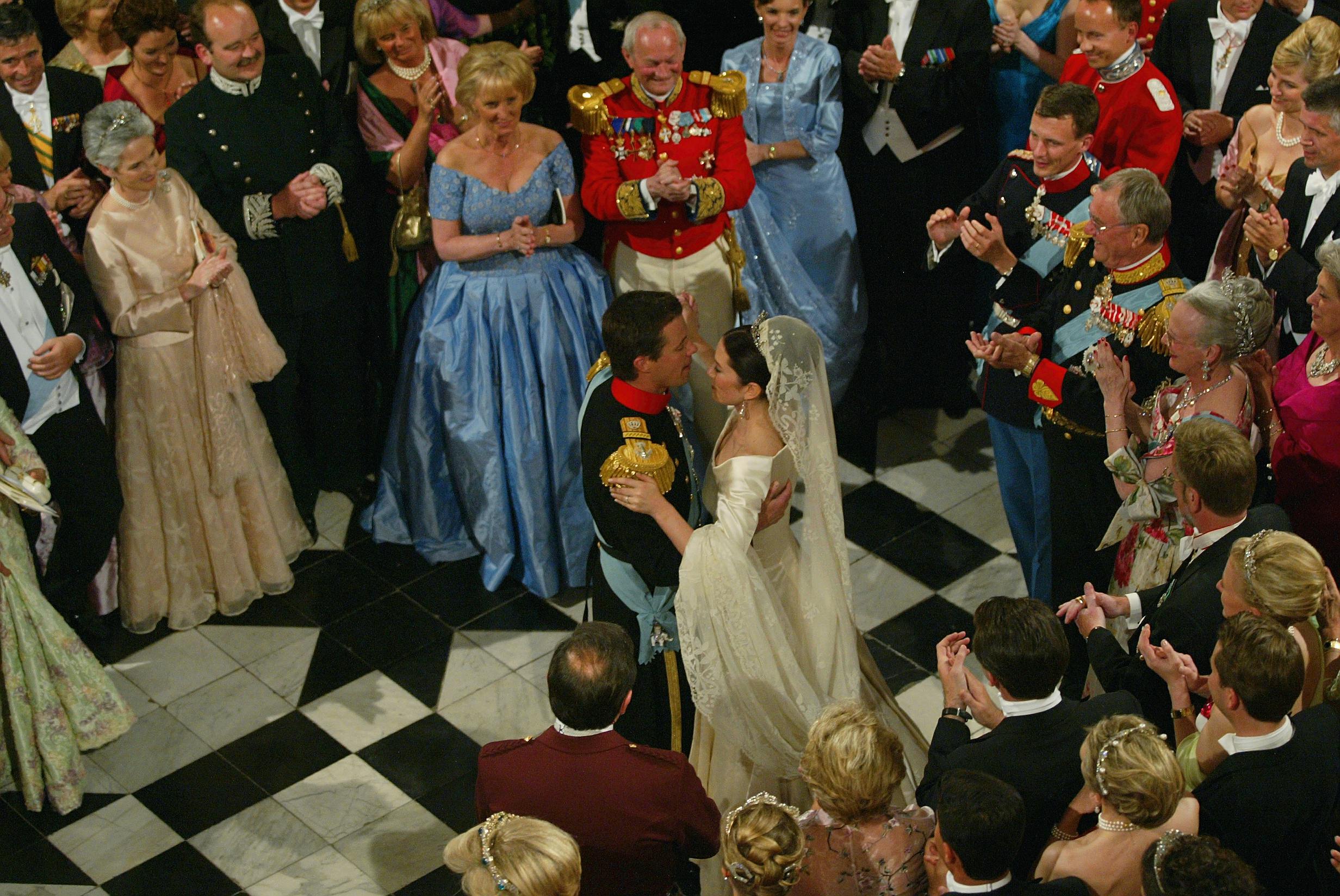 Fotograf: © Claus PoulsenNavn-:Mary og FrederikBegivenhed-: Brudevals *** Local Caption *** Bryllup: Kpr. Frederik og Mary gift den 14. maj 2004bryllupsmiddag på Fredensborg Slot Brudeparret Kpr. Frederik og Mary danser brudevals