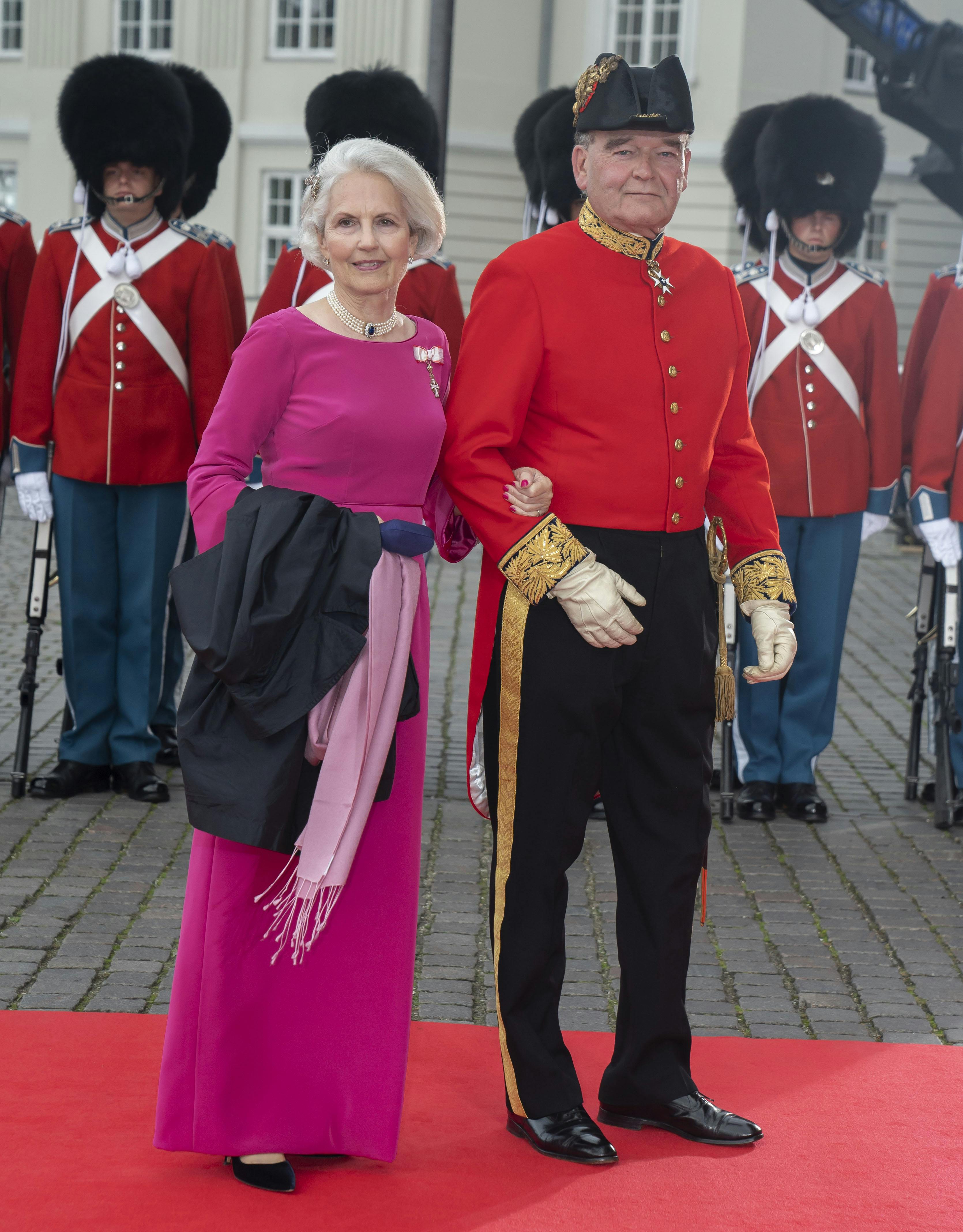 POOL 4 AOPGAVE: Gæster og de kongelige ankommer til det kongelige teater. STED: Det Kongelige TeaterJOURNALIST: Marianne Singer, Tanja Larsen og Ulrik UlriksenFOTOGRAF: Hanne JuulDATO: 20220910