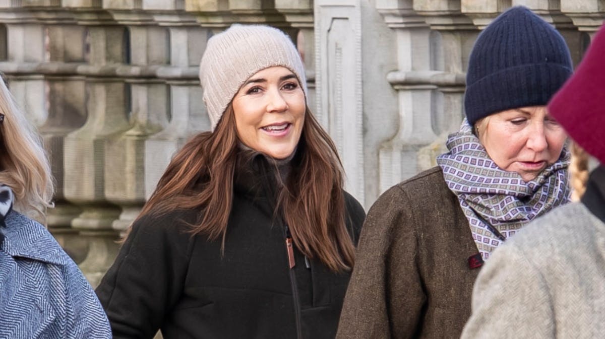 Dronning Mary sammen med sine veninder på Frederiksborg Slot i Hillerød.