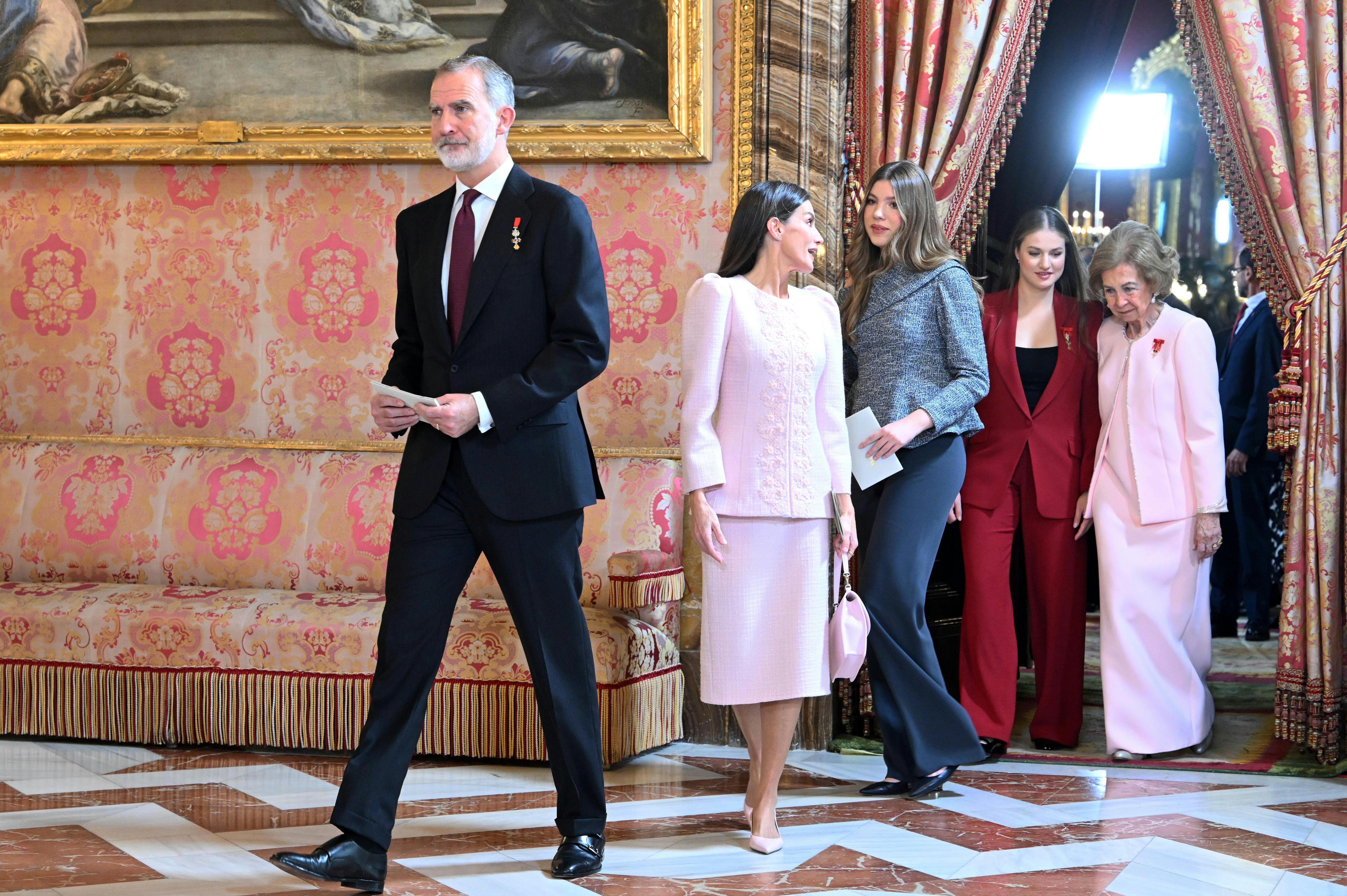 Kong Felipe, dronning Letizia, prinsesse Sofia, prinsesse Leonor og dronning Sofia ankommer til tronsalen.