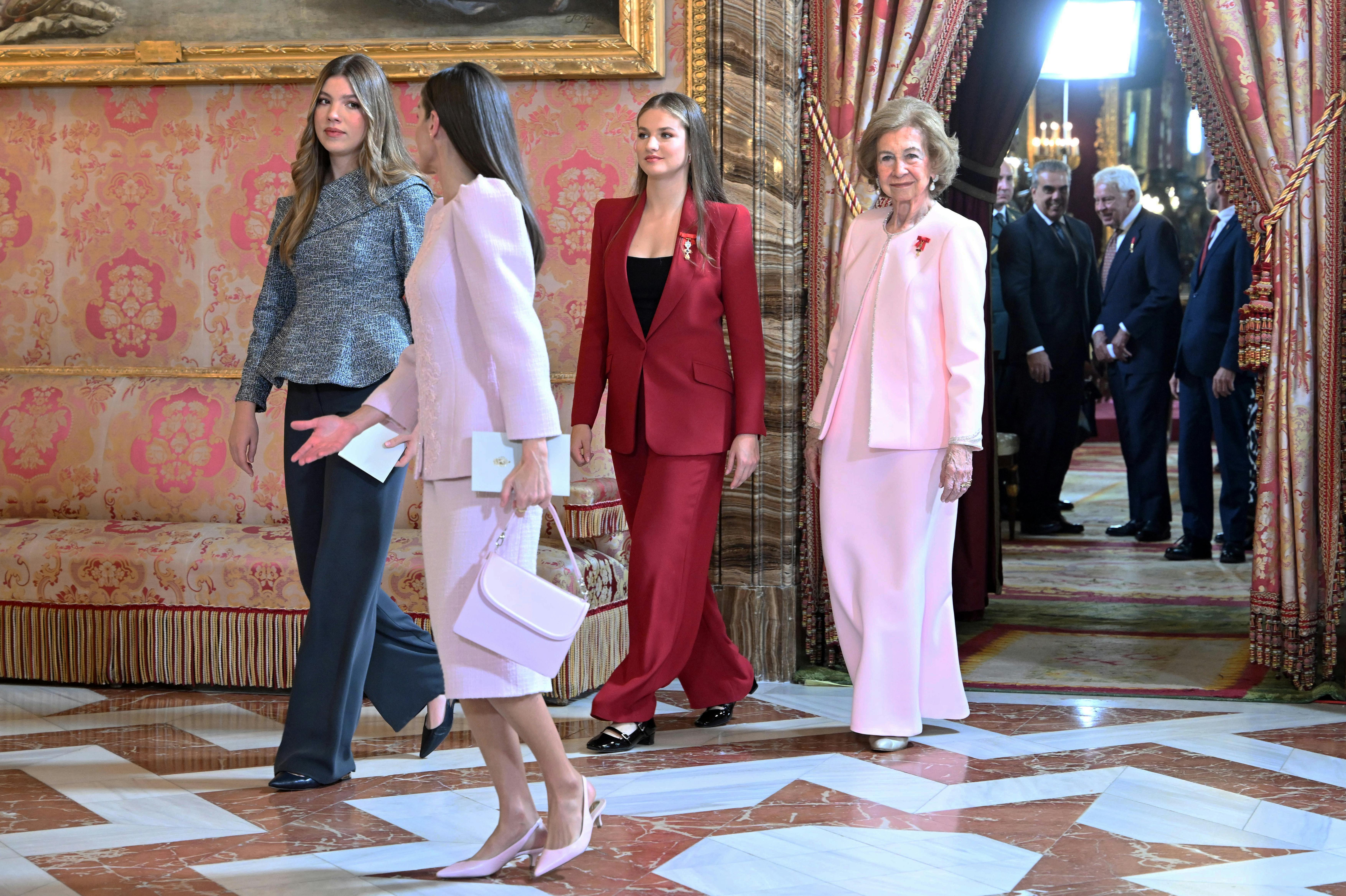 Prinsesse Sofia, dronning Letizia, prinsesse Leonor og dronning Sofia i tronsalen på det kongelige palads i Madrid. 