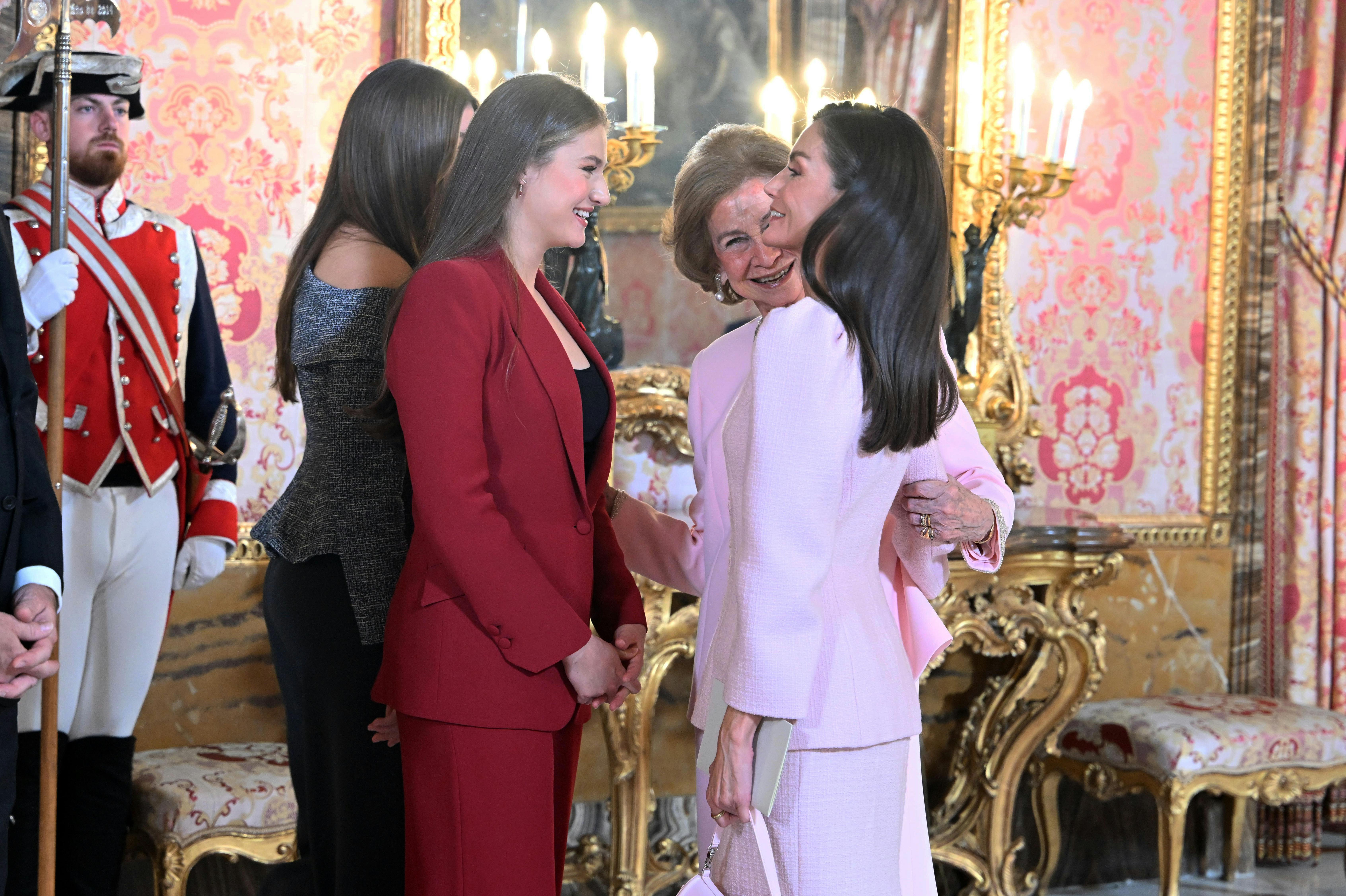 Dronning Sofia med sine børnebørn og svigerdatter Letizia.