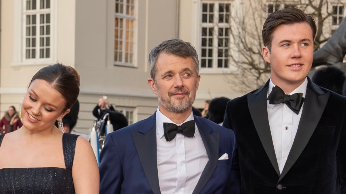 Kong Frederik mellem sine to ældste børn, prinsesse Isabella og kronprins Christian.