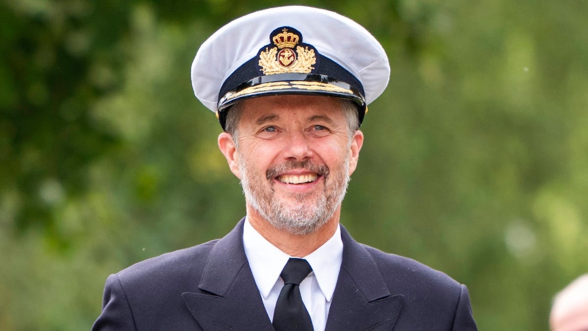 Kong Frederik gav Michael Laudrup et stort kram. 