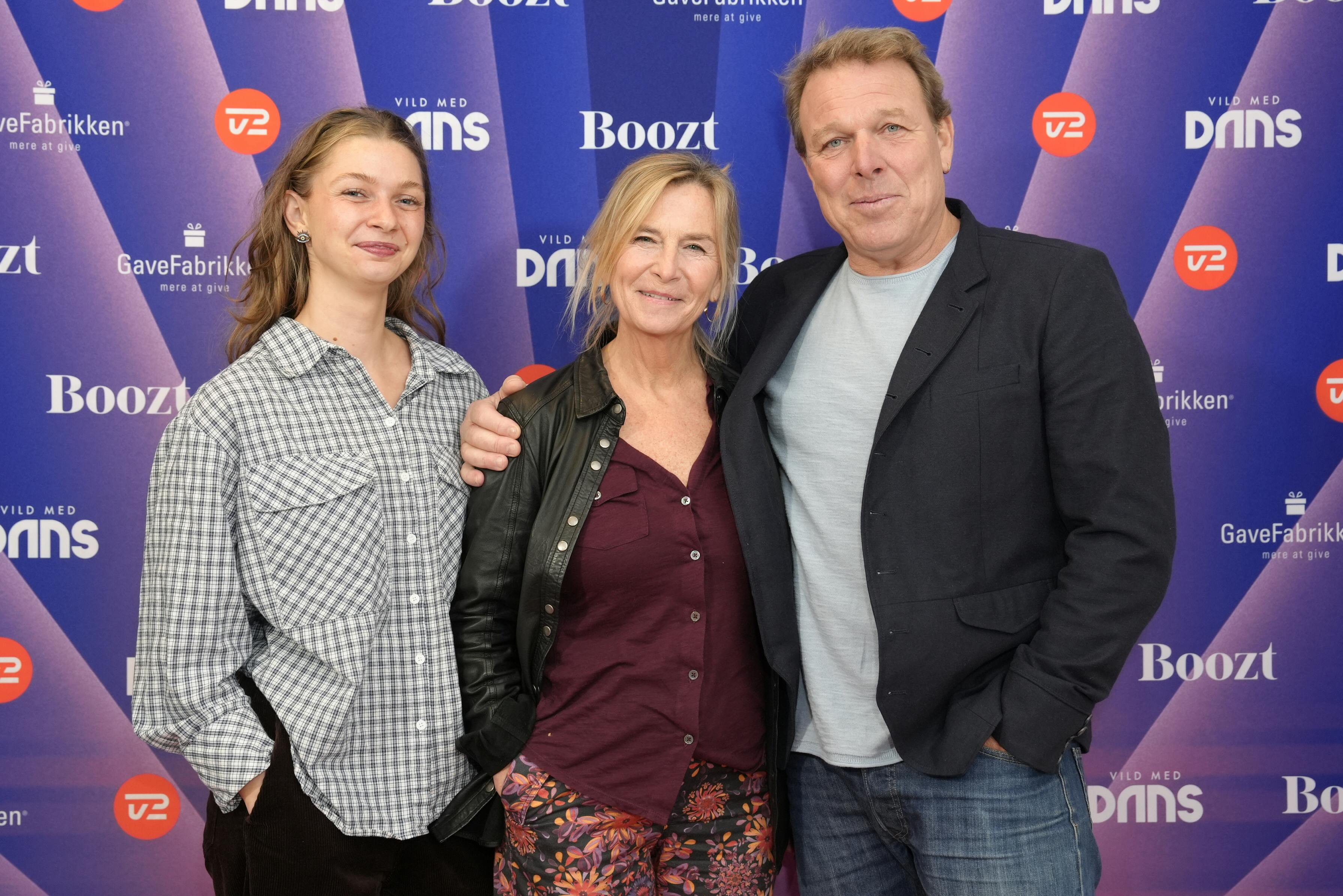 Madeleine Holbek Boldsen, Marian Midé og Mikkel Beha Erichsen sidder igen klar til at heppe på Alfred Midé Erichsen.