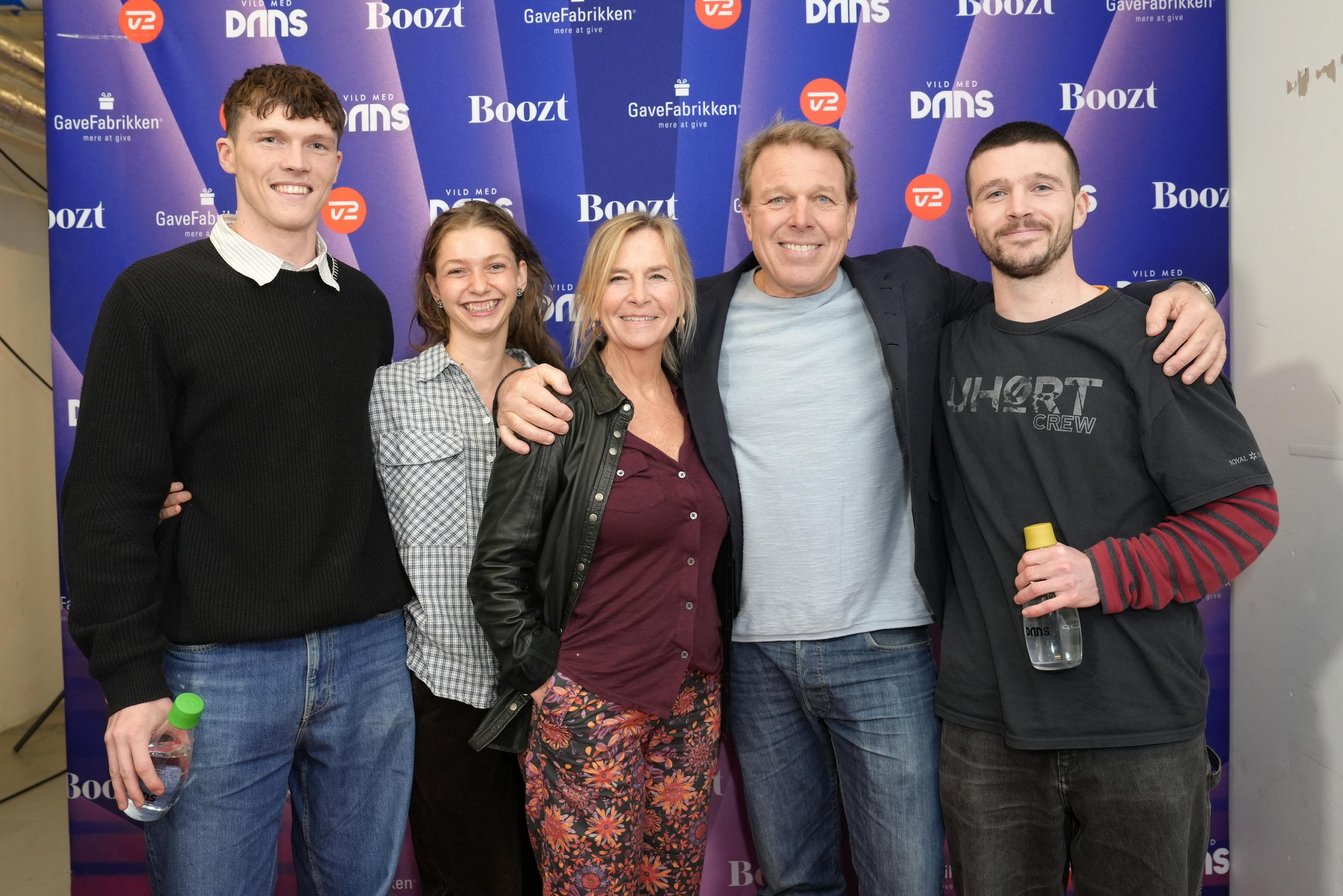 Alfred Midé Erichsen får opbakning fra fætrene Tue og Asger, der er mødt op i studiet sammen med Alfreds forlovede Madeleine og forældre Mikkel og Marian.
