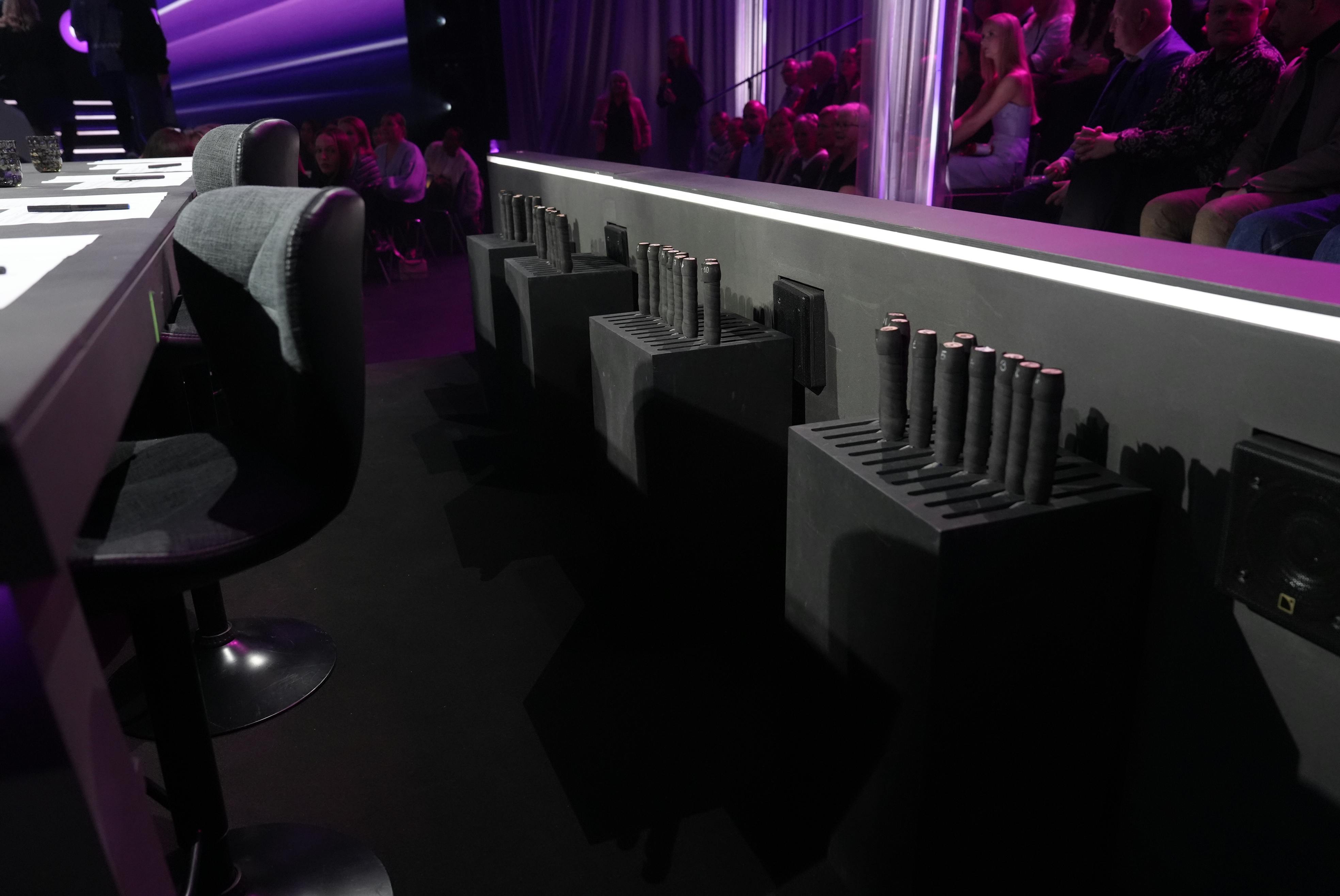 Det er i disse kasser, at dommernes point er placeret.