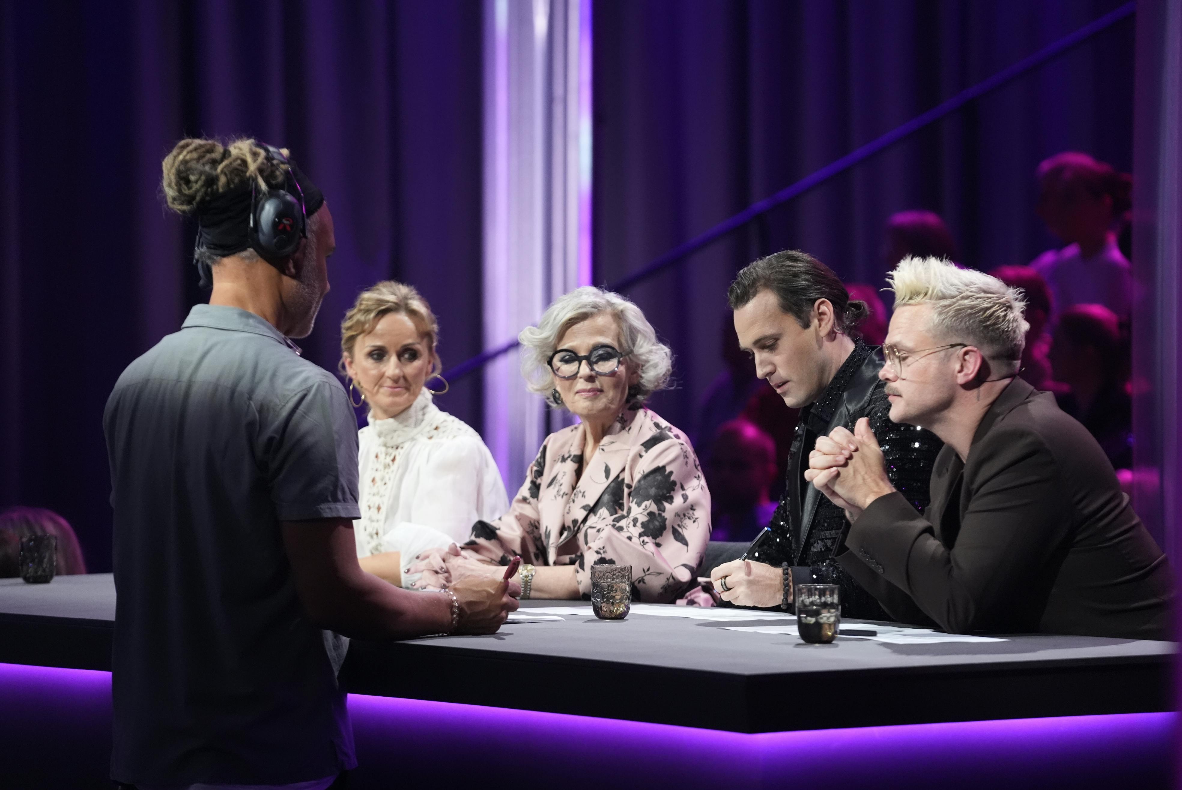 En af indspilningsleder Jakob Bjørns mange opgaver er at samle dommernes karakterer ind i "Vild med dans".