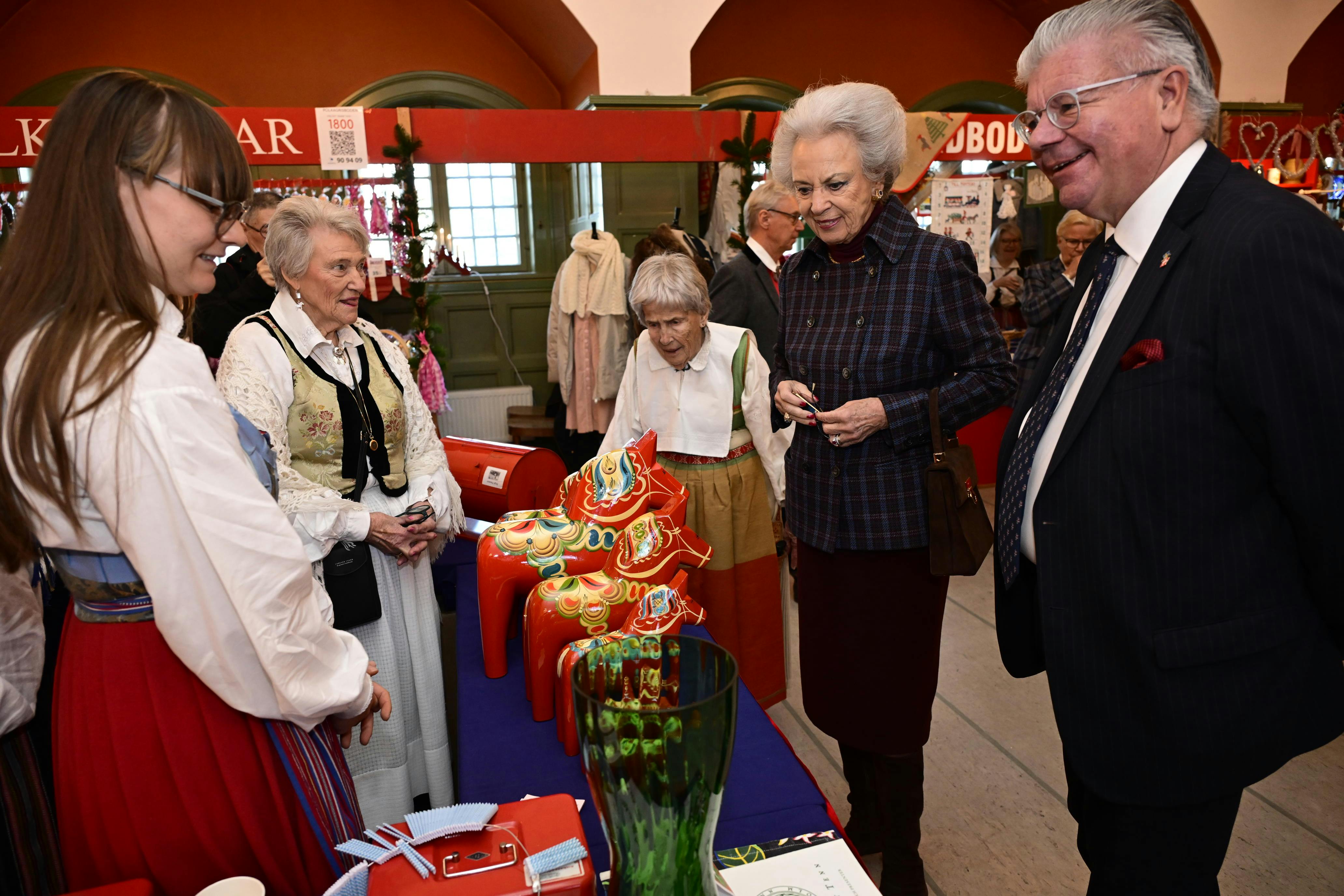 Prinsesse Benedikte åbner julebasaren i Gustafskyrkan.