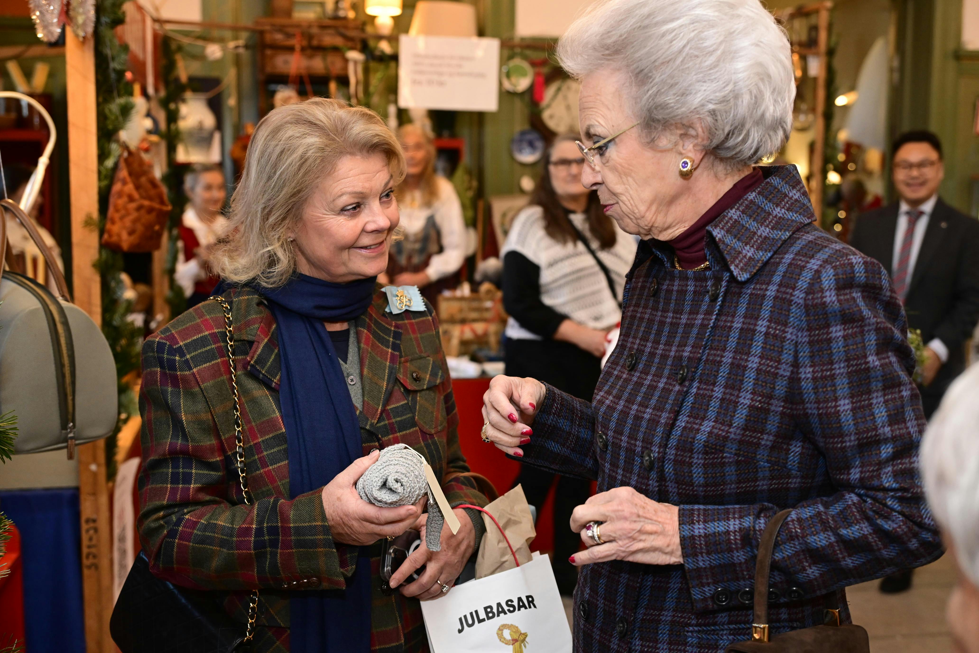 Prinsesse Benedikte åbner julebasaren i Gustafskyrkan. Her står hun med sin hofdame, Mette Louise Ahlefeldt-Laurvig.