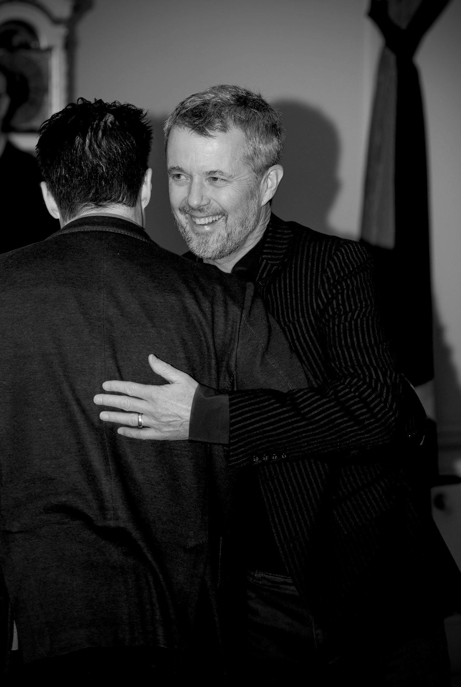 Michael Laudrup fik en varm krammer af kong Frederik.