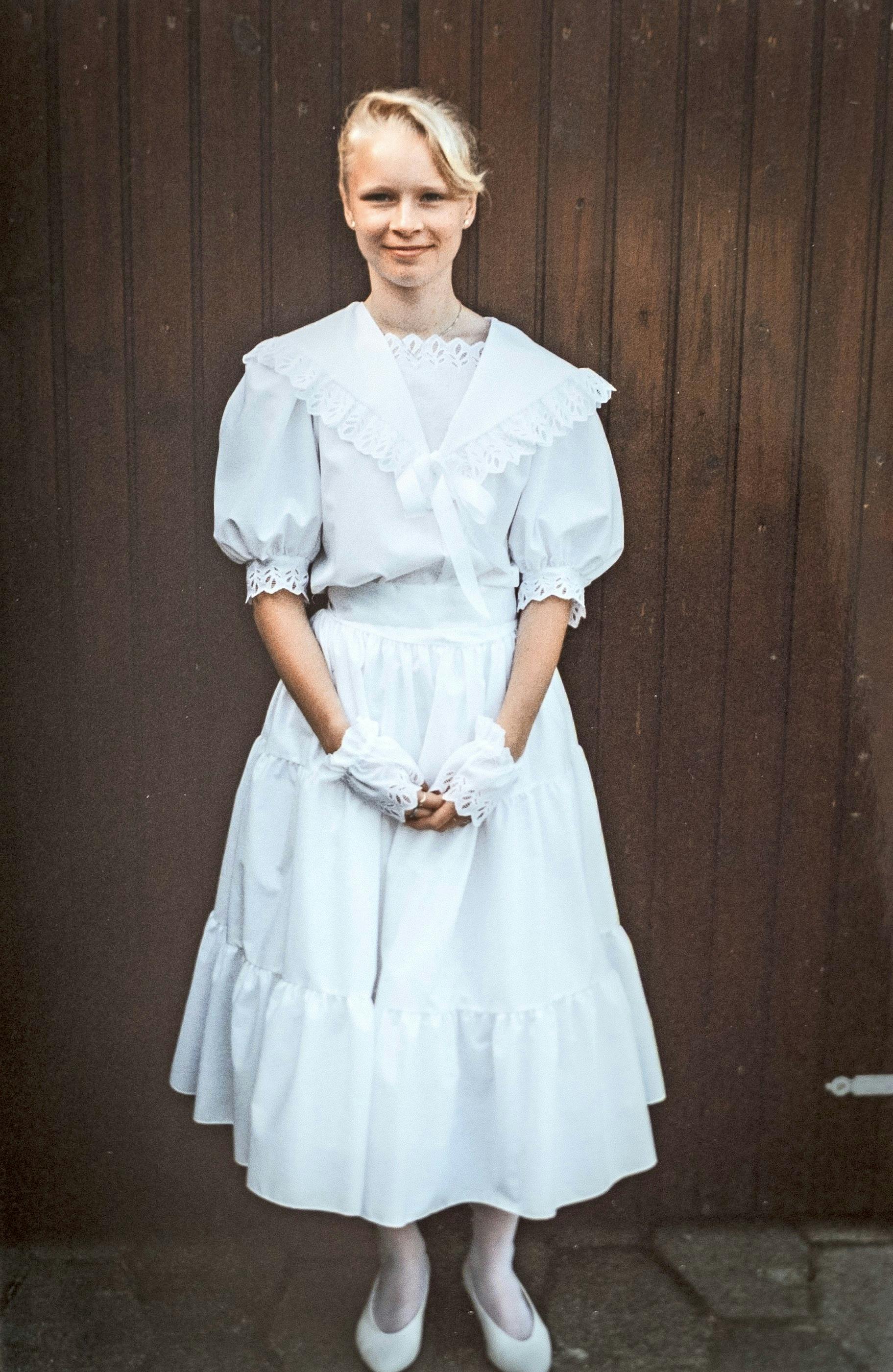 I klassisk konfirmationstøj omkring 1990.