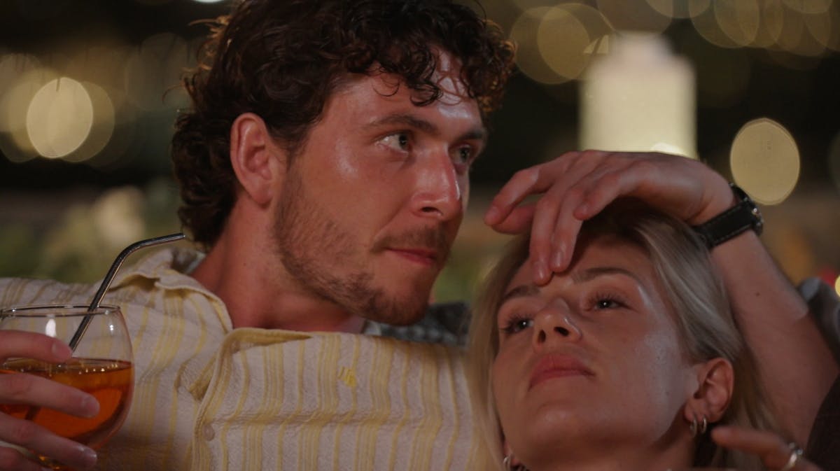 Nicklas og Amalie hygger i "Bachelor".