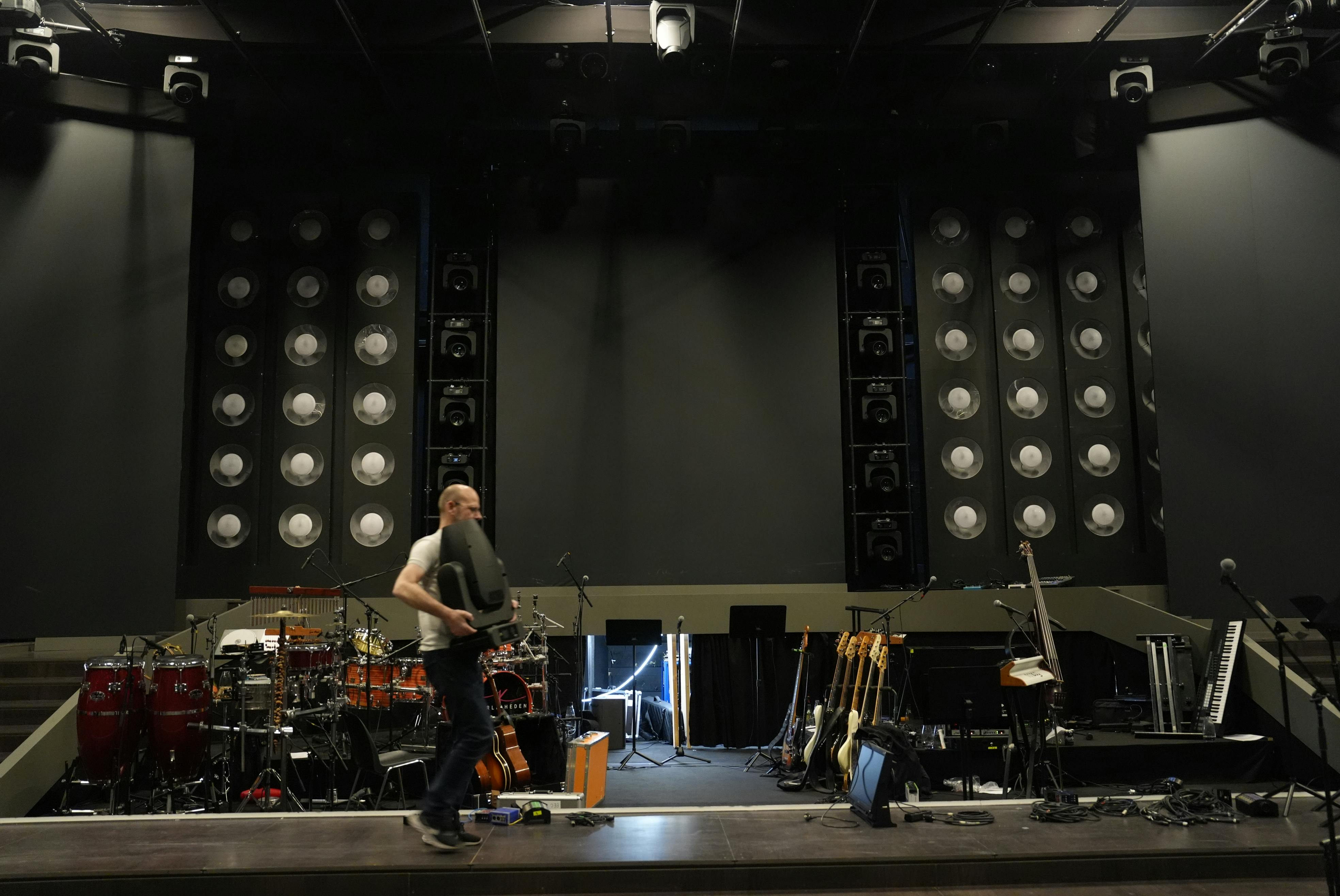 Der gik ikke mange minutter, fra kameraerne slukkede, til studiet begyndte at blive pillet fra hinanden.